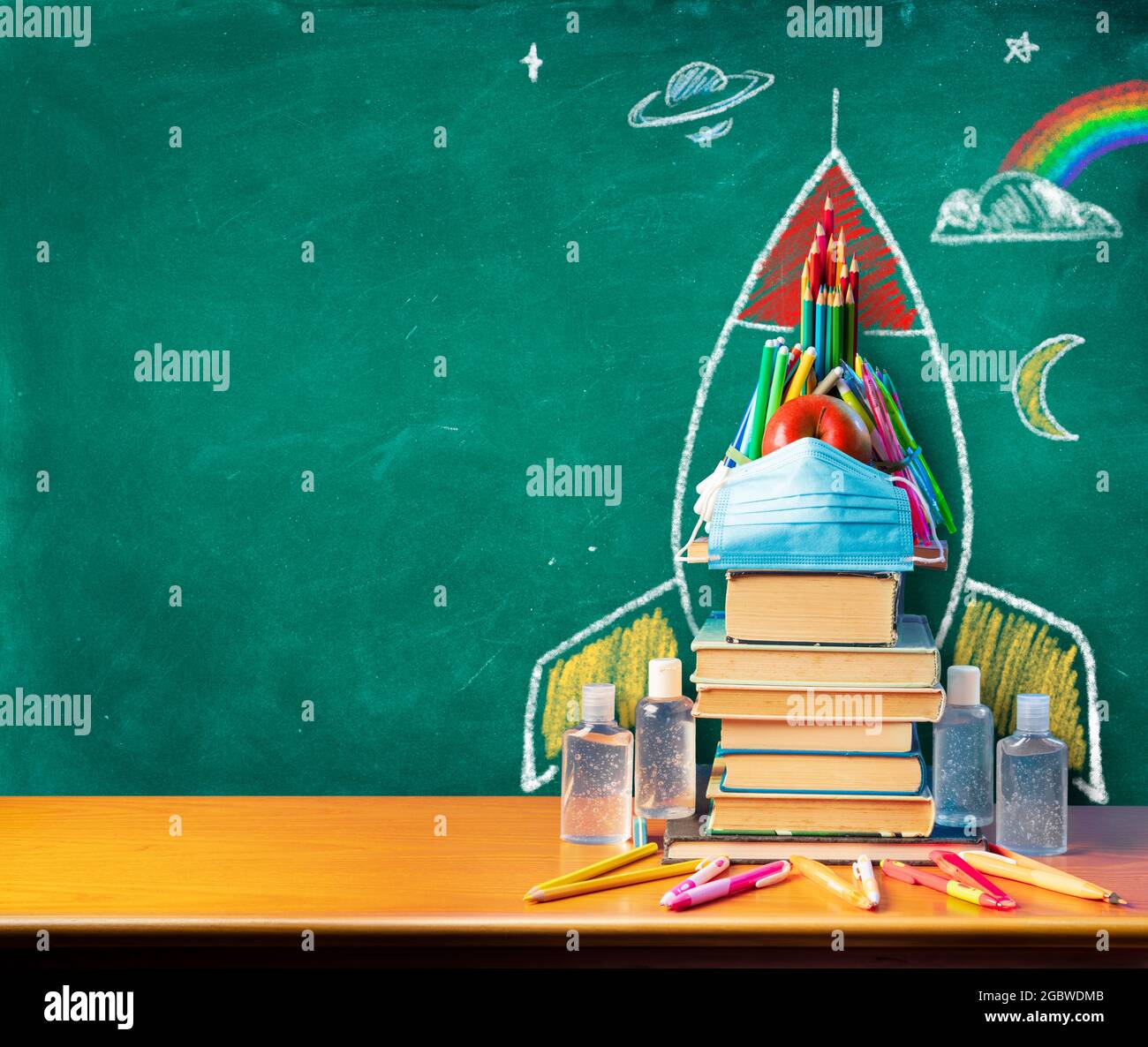 Back To School - Raketenabzeichnung Mit Schulmaterial Und Covid-19 Schutzausrüstung Stockfoto
