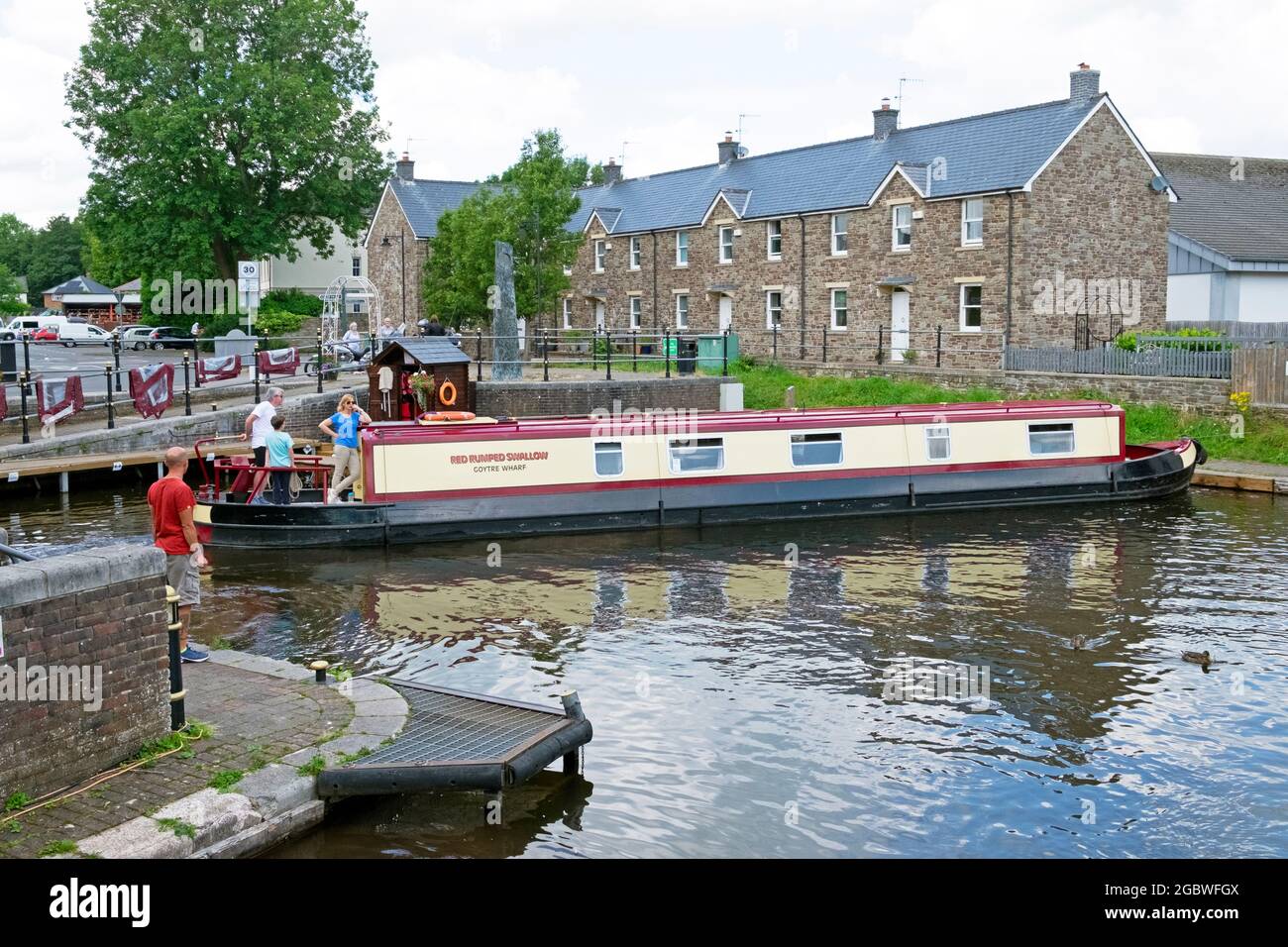 Familienurlaub auf einem Schmalboot am Brecon Theatre Wharf am Monmouthshire & Brecon Canal in Powys Wales Großbritannien 2021 KATHY DEWITT Stockfoto