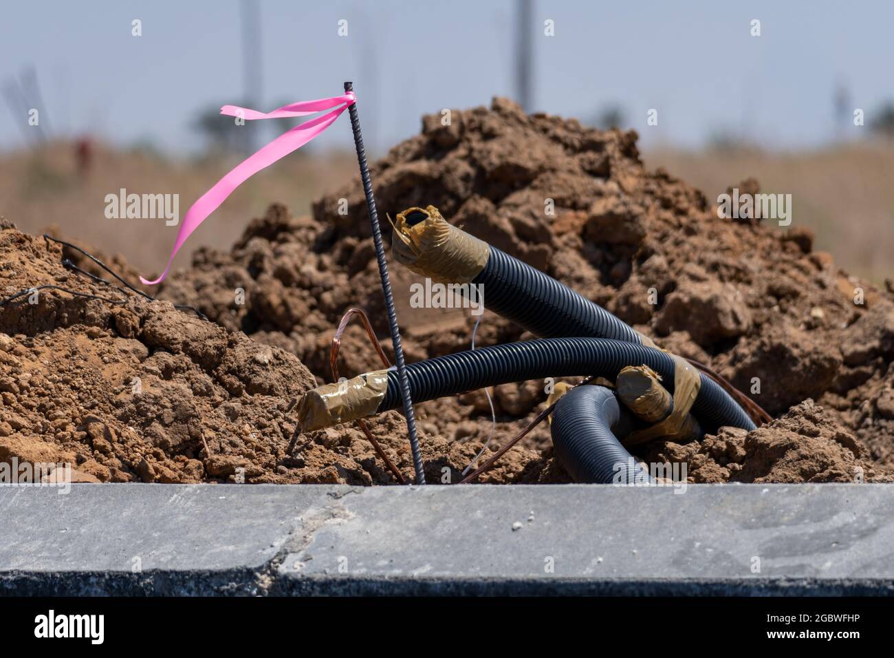 Hintergrund mit kleiner rosa Flagge am Bauplatz. Ausgewählter Punkt. Stockfoto