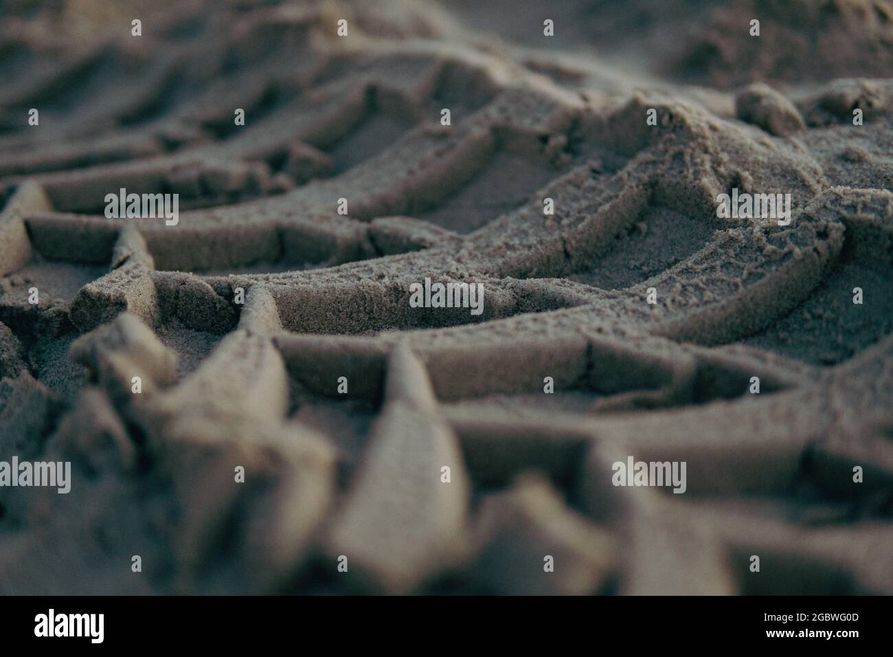 Autowege im Sand am Sonnenuntergang Stockfoto