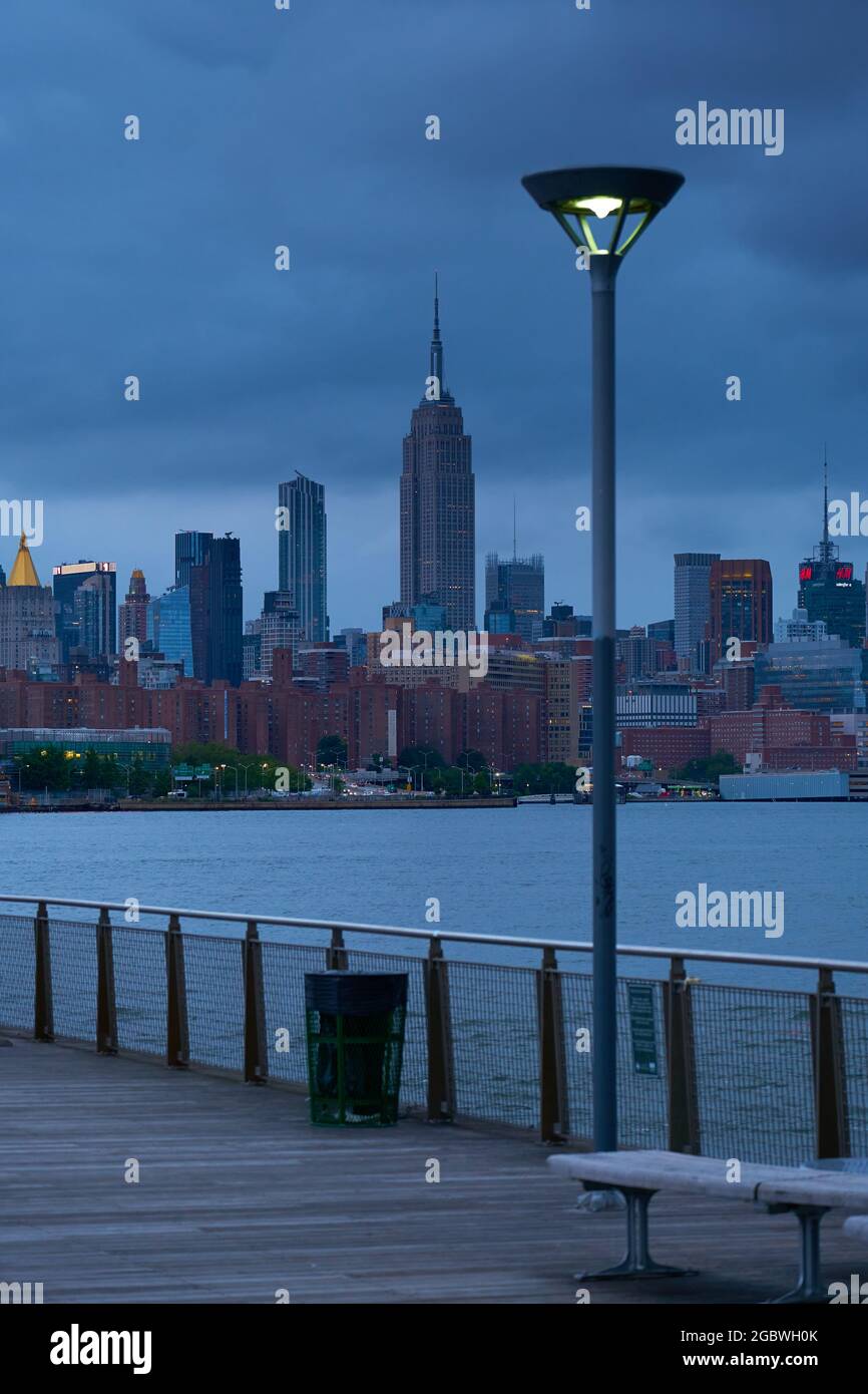 Blick auf den North 5th Street Pier auf Manhattan und das Empire State Building Stockfoto