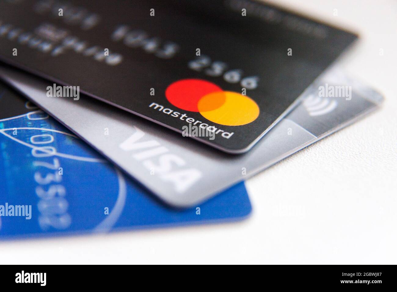 Nahaufnahme von MasterCard, Visa Cards auf weißem Hintergrund mit Copyspace Stockfoto