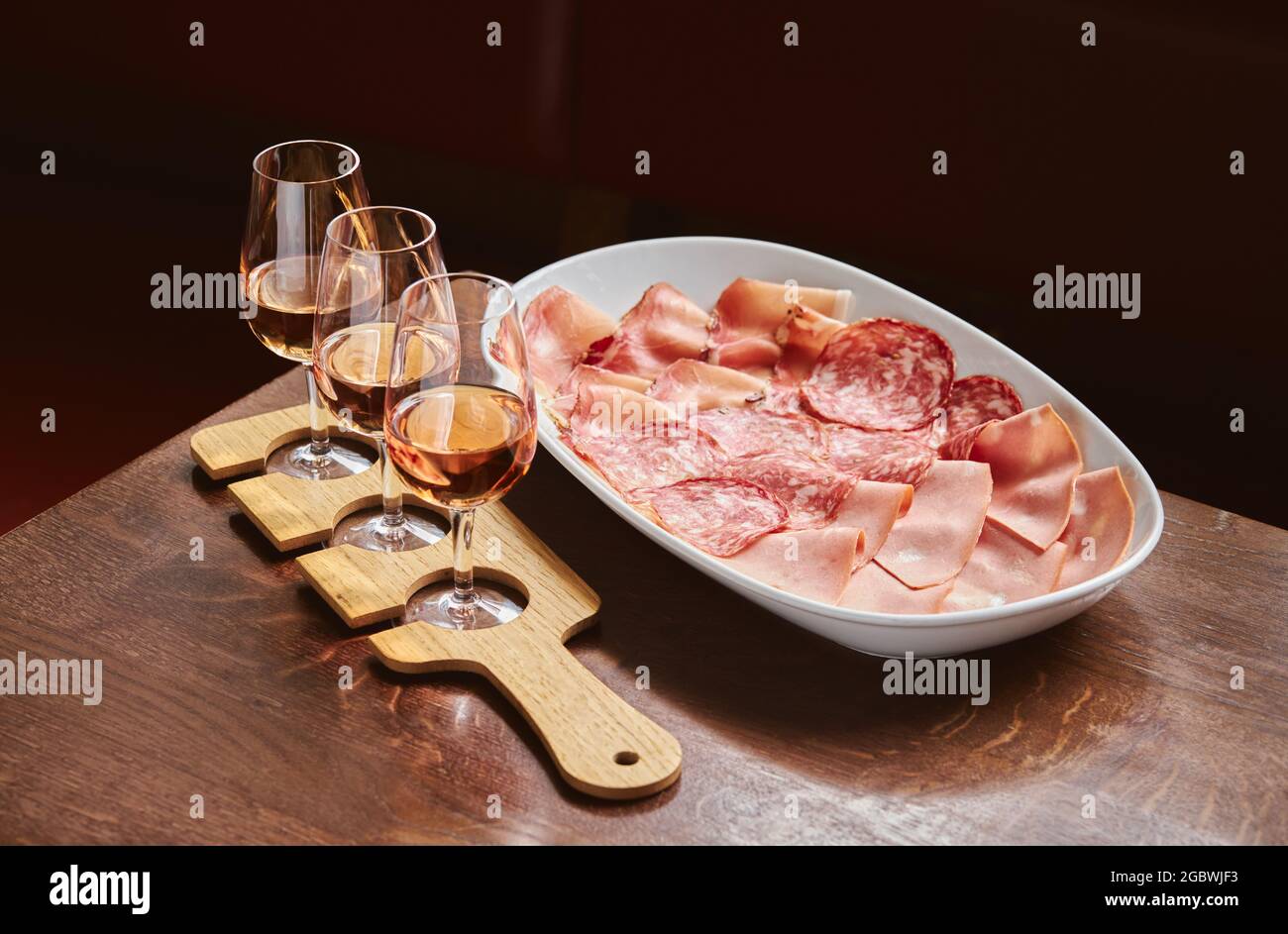 Rosenwein und Aufschnitt im Restaurant Stockfoto