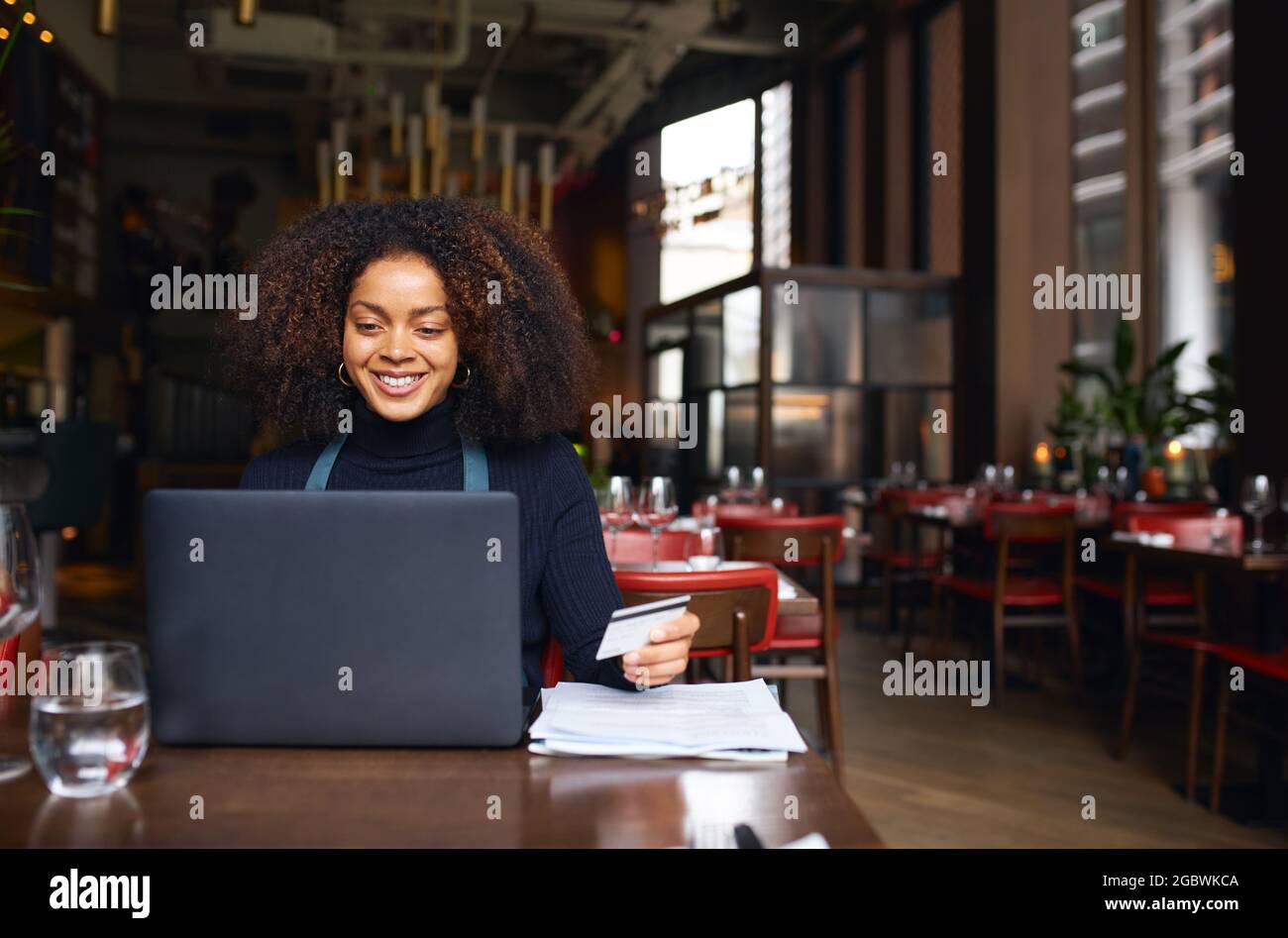 Porträt des Restaurantbesitzers mit Laptop Stockfoto