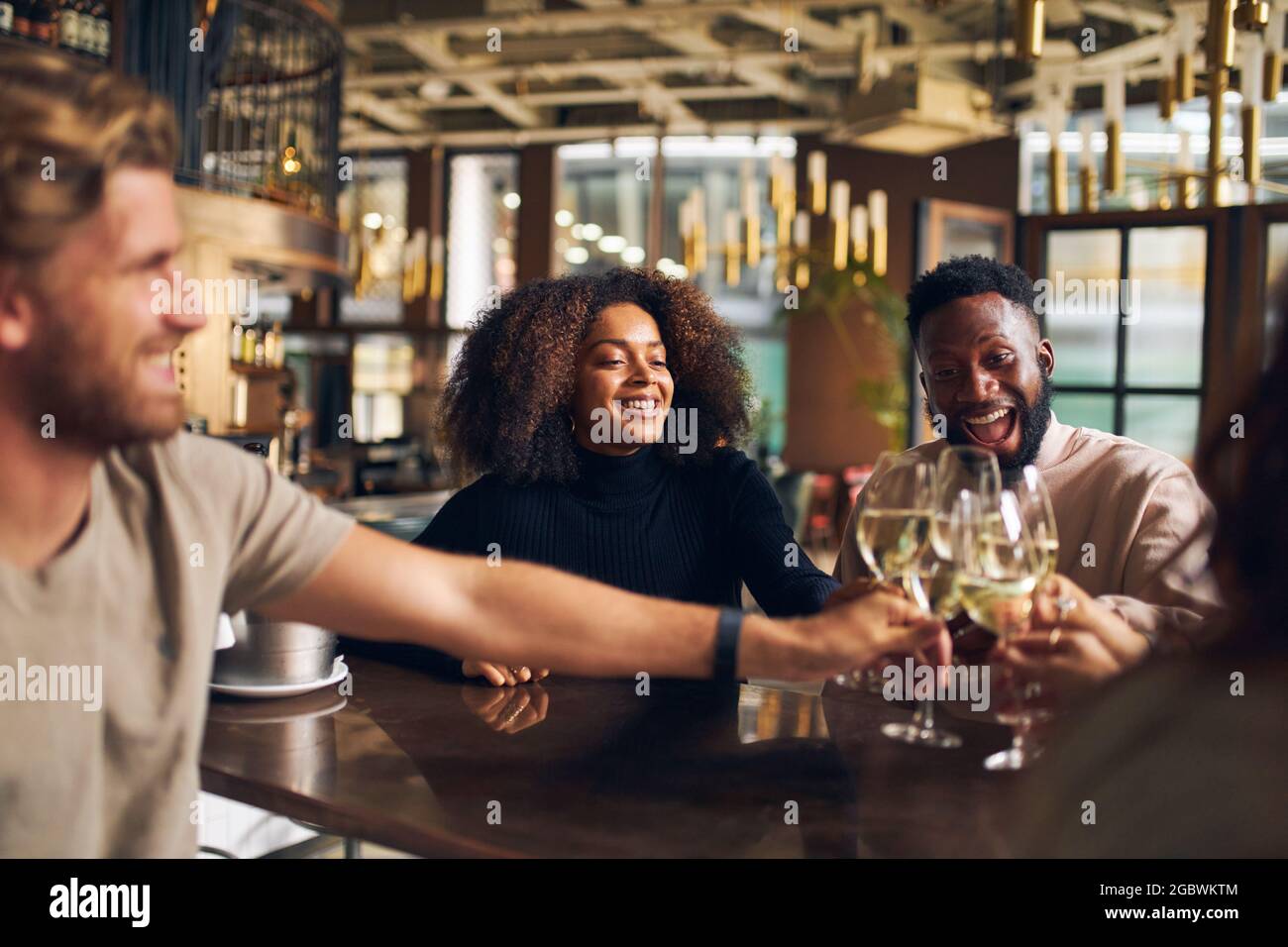 Freunde, die sich in der Weinbar wiedersehen Stockfoto