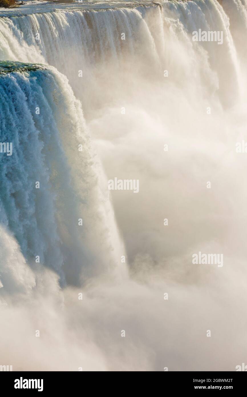 USA, New York, New York State Park, Niagarafälle, Nahaufnahme der American Falls, die das große Wasservolumen zeigen, das über den Rand des Abgrunds stürzt Stockfoto