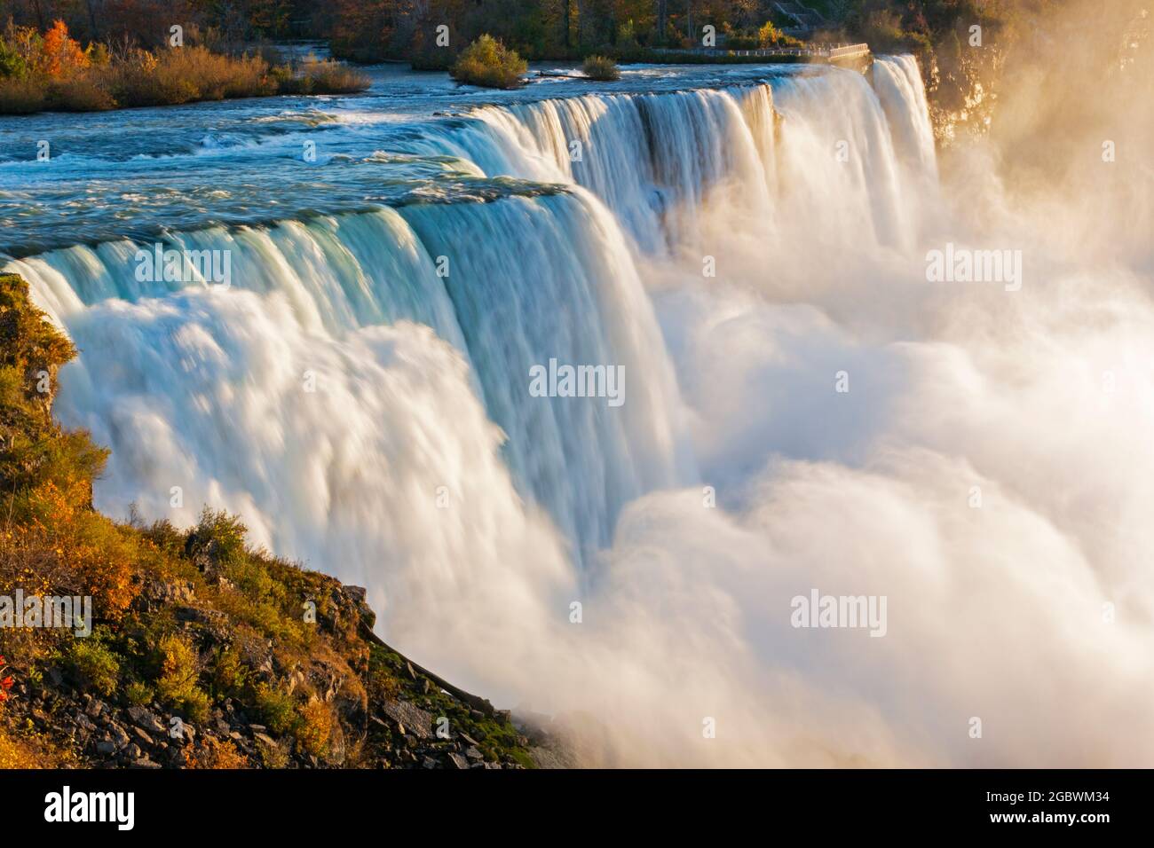 USA, New York, New York State Park, Niagarafälle, Nahaufnahme der American Falls, die das große Wasservolumen zeigen, das über den Rand des Abgrunds stürzt Stockfoto