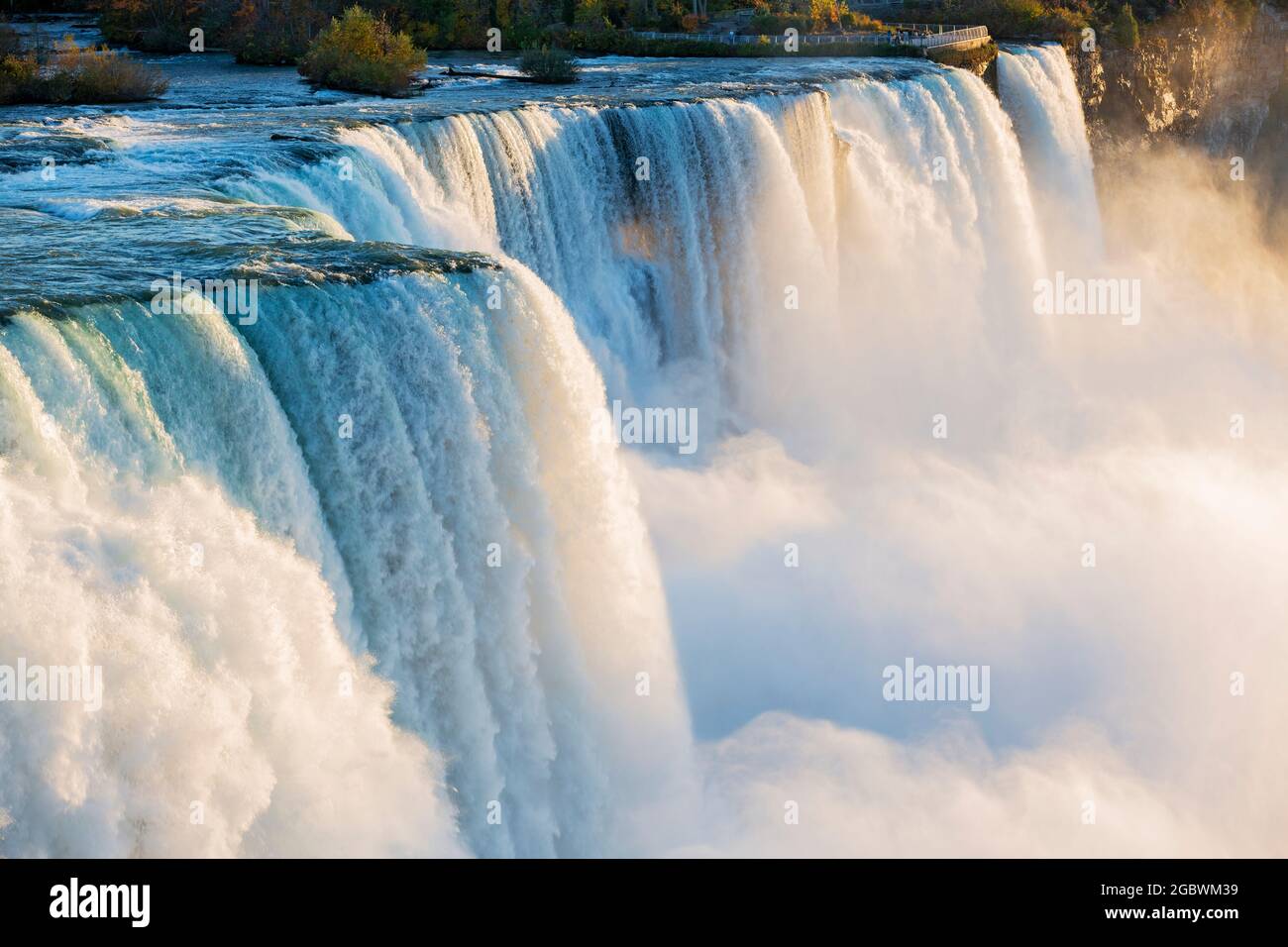 USA, New York, New York State Park, Niagarafälle, Nahaufnahme der American Falls, die das große Wasservolumen zeigen, das über den Rand des Abgrunds stürzt Stockfoto
