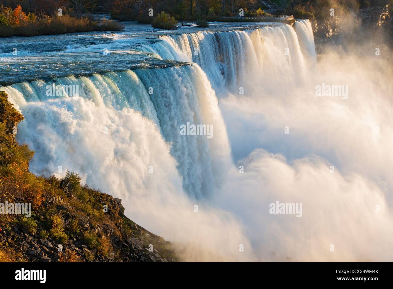 USA, New York, New York State Park, Niagarafälle, Nahaufnahme der American Falls, die das große Wasservolumen zeigen, das über den Rand des Abgrunds stürzt Stockfoto