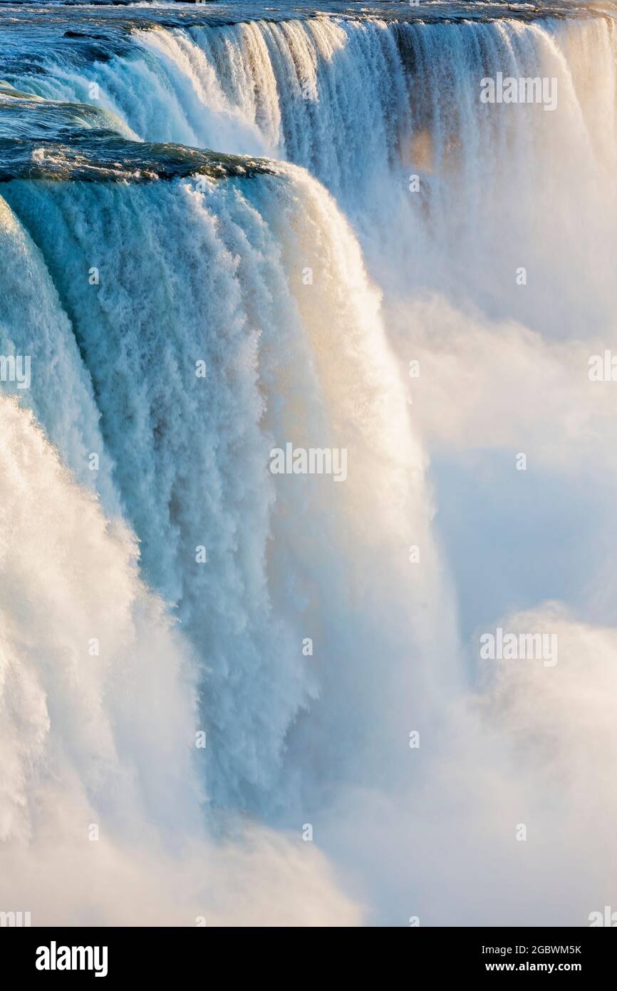 USA, New York, New York State Park, Niagarafälle, Nahaufnahme der American Falls, die das große Wasservolumen zeigen, das über den Rand des Abgrunds stürzt Stockfoto