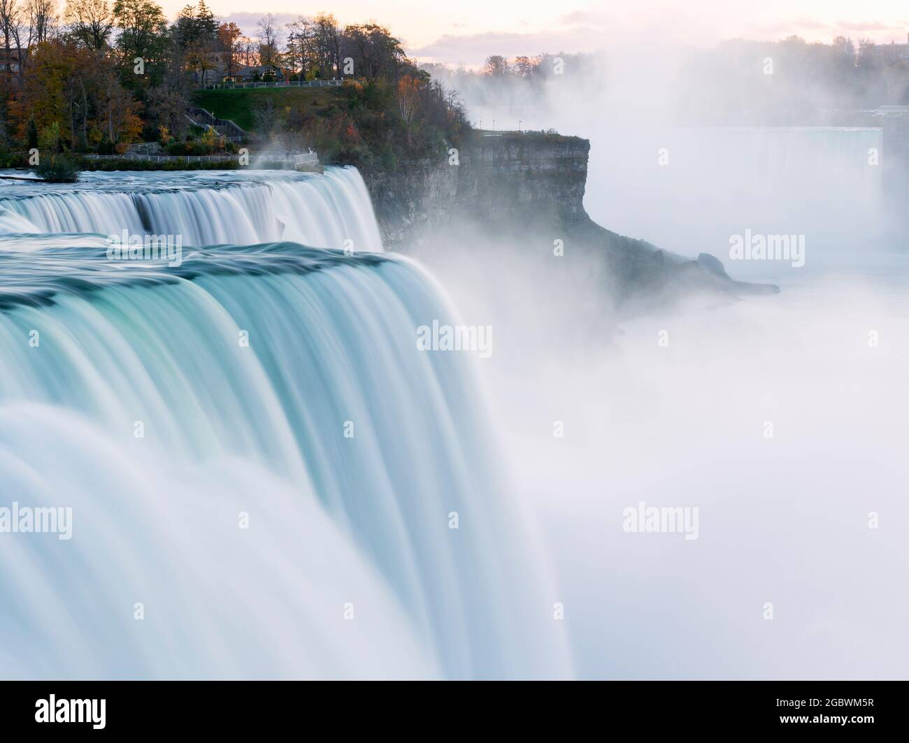 USA, New York, New York State Park, Niagarafälle, Nahaufnahme der American Falls, die das große Wasservolumen zeigen, das über den Rand des Abgrunds stürzt Stockfoto