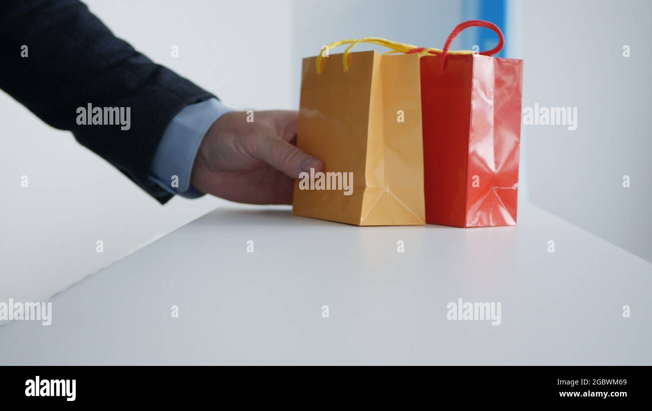 Geschenke zum Geburtstag in einem Geschenkeladen. Farbige Papiertüten mit Jubiläums-Geschenken. Stockfoto