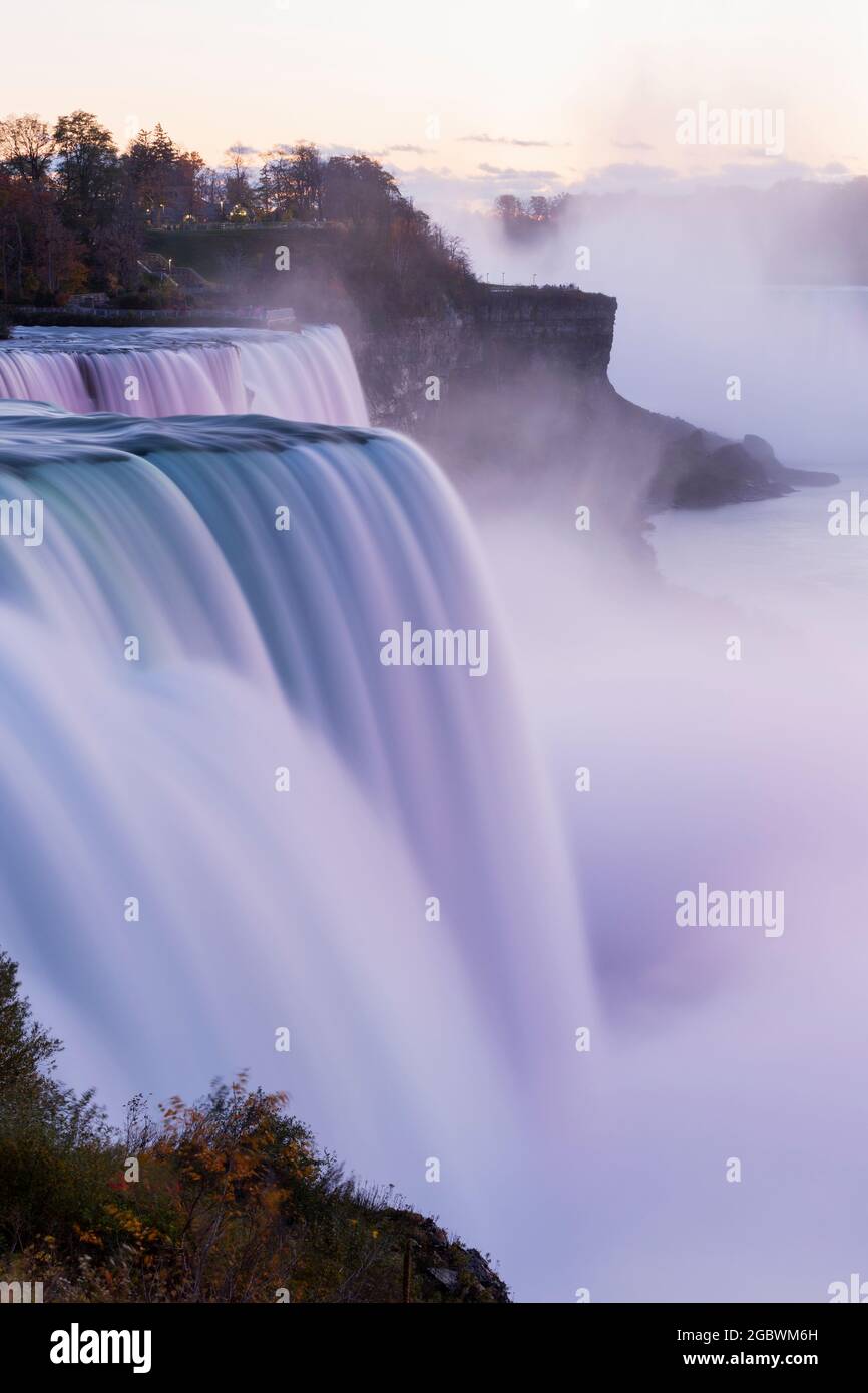 USA, New York, New York State Park, Niagarafälle, Nahaufnahme der American Falls, die das große Wasservolumen zeigen, das über den Rand des Abgrunds stürzt Stockfoto