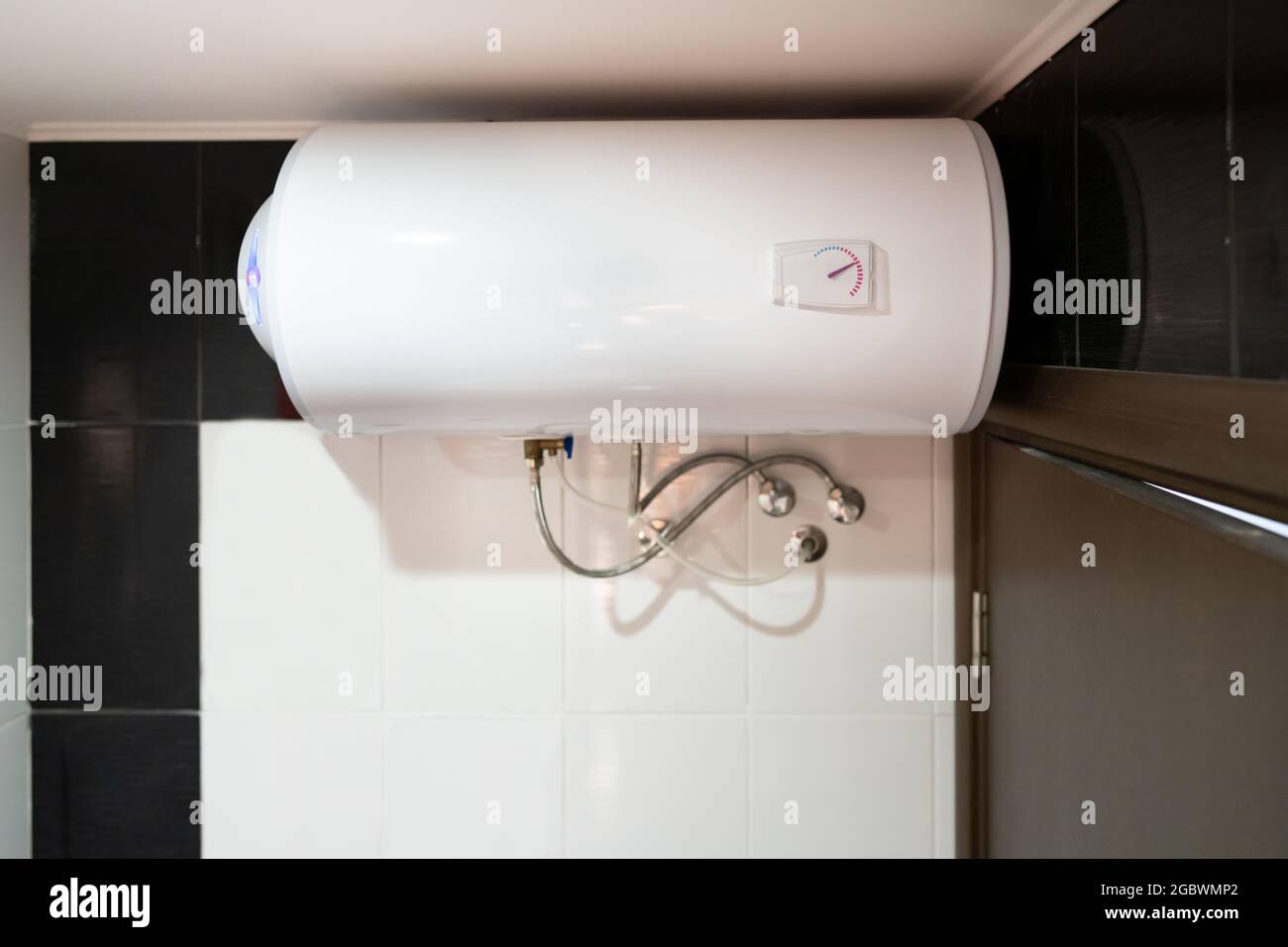 Elektrischer Boiler Und Warmwasserbereiter An Der Hauswand Stockfoto