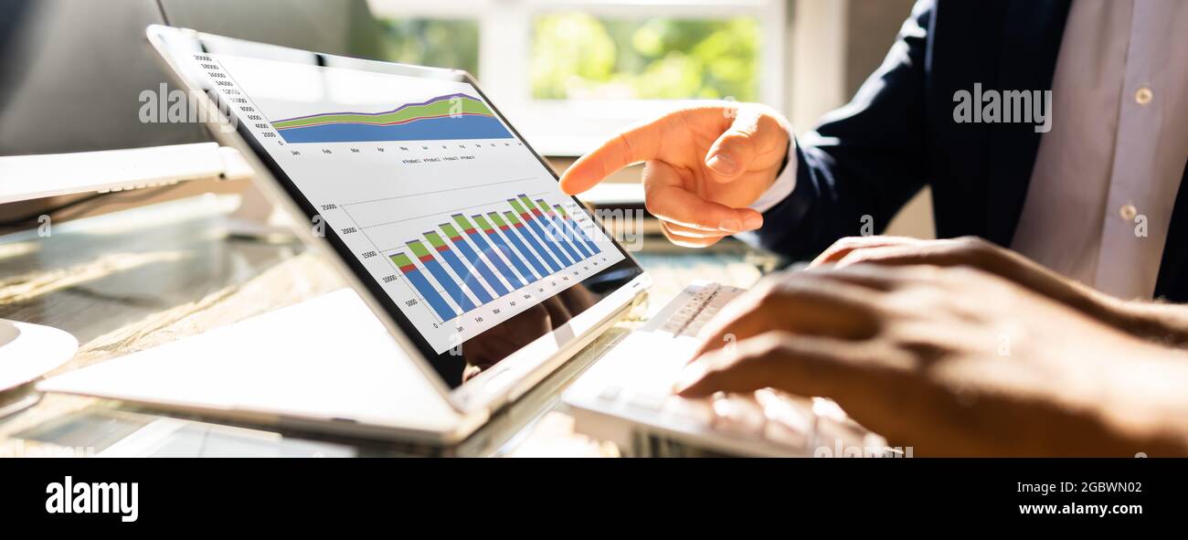 Grafik Der Finanzdaten Auf Dem Bildschirm „Hybrid Tablet“ Stockfoto
