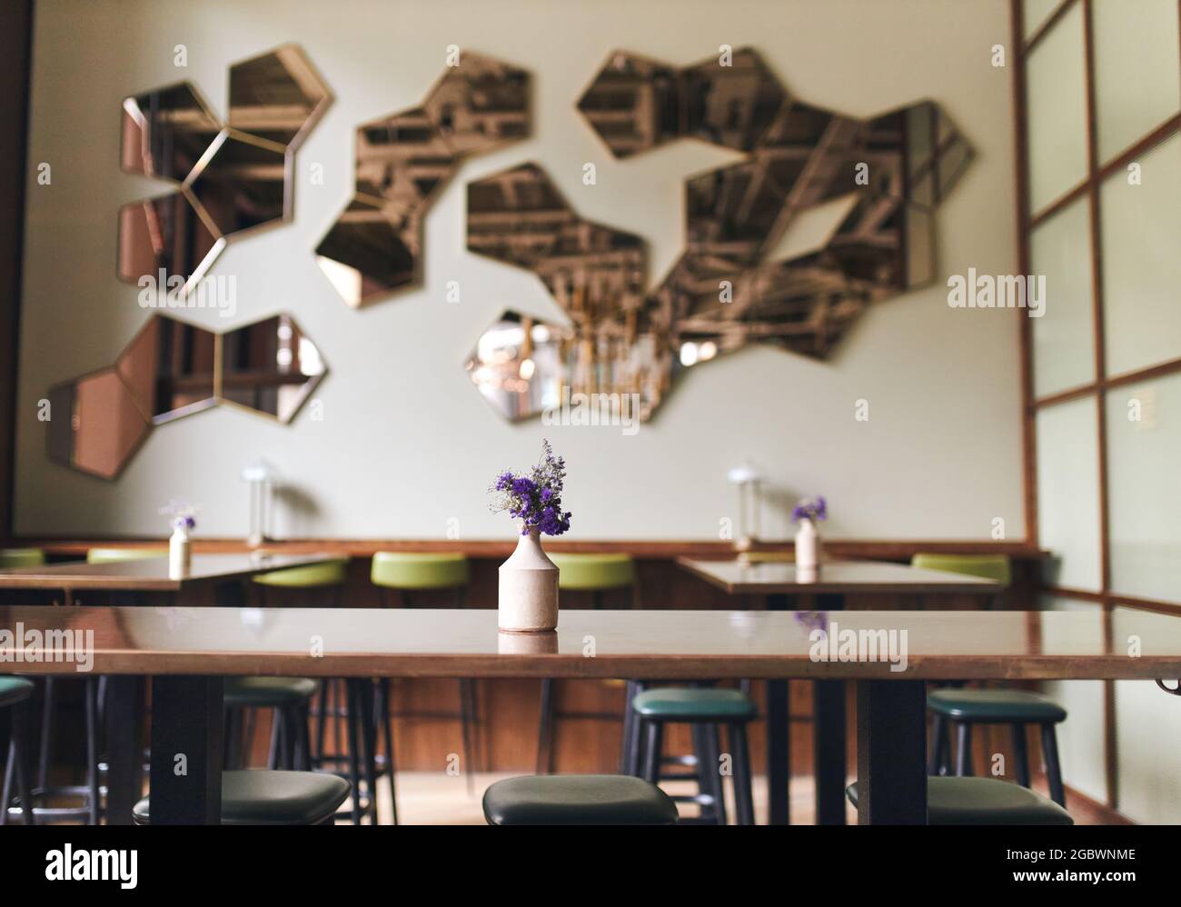 Leerer Tisch mit Vase im Restaurant-Interieur Stockfoto