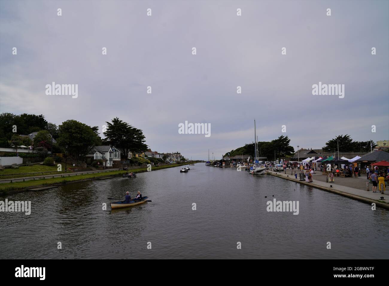 BLICK AUF DEN BUDE CANAL IN CORNWALL, MIT BLICK AUF DAS MEER Stockfoto