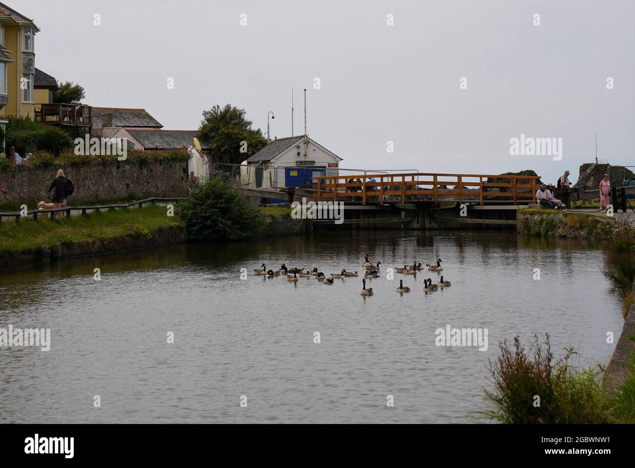 EINE ANGENEHME AUSSICHT AUF BUDE CANAL UND SCHLEUSE IN CORNWALL, GROSSBRITANNIEN Stockfoto