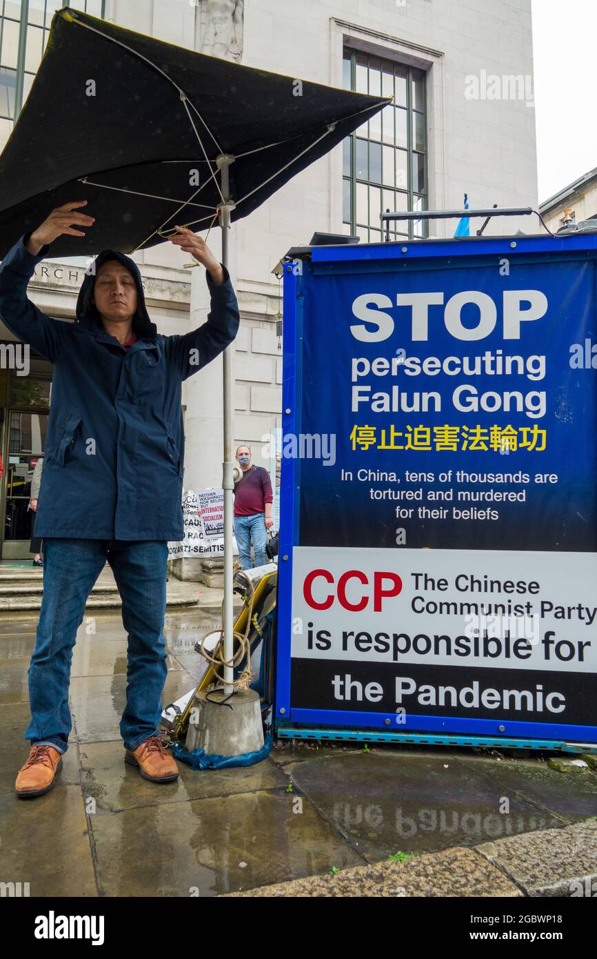 London, Großbritannien, 5th. August 2021. Stoppen Sie den Völkermord an Uiguren vor der chinesischen Botschaft. Protest gegen Menschenrechtsverletzungen durch die Volksrepublik China. Stockfoto