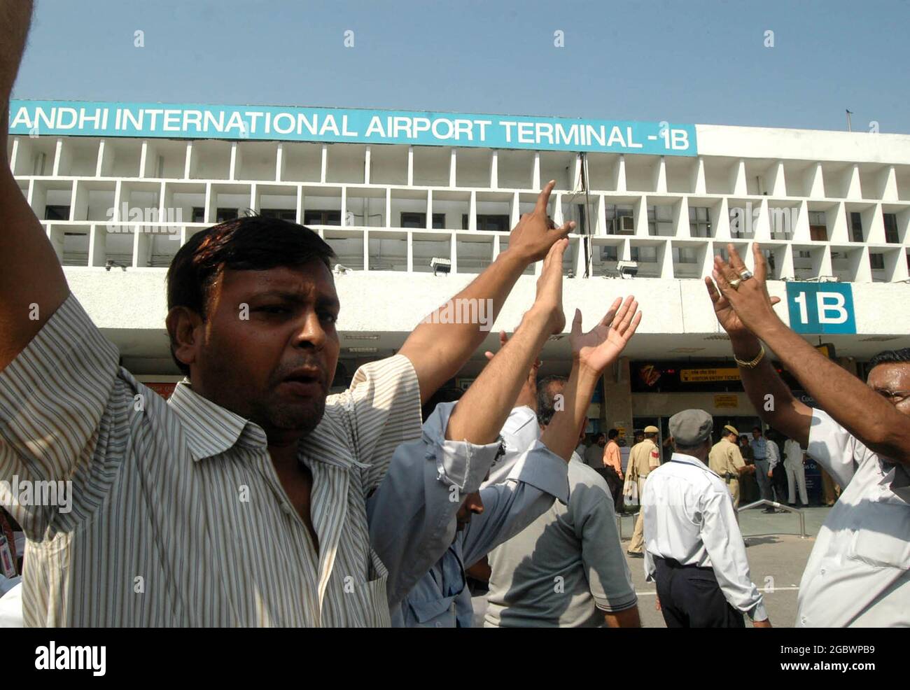 Mitarbeiter der Airport Authority of India erheben Slogans, um gegen die Privatisierung der Flughäfen Delhi und Mumbai vor der Endstation des Flughafens Delhi auf T zu protestieren Stockfoto
