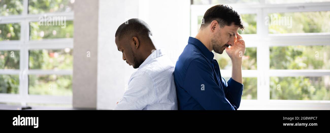 Homosexuell Paar Beziehung Konflikt Und Scheidung. Unglücklich Und Traurig Stockfoto