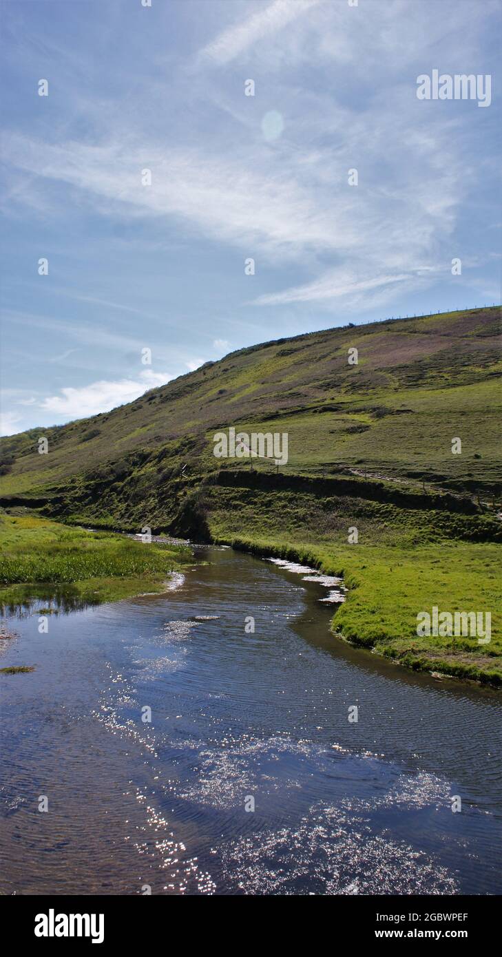 FRIEDLICHER BLAUER FLUSS UND GRÜNE HÜGEL IN CORNWALL, GROSSBRITANNIEN Stockfoto
