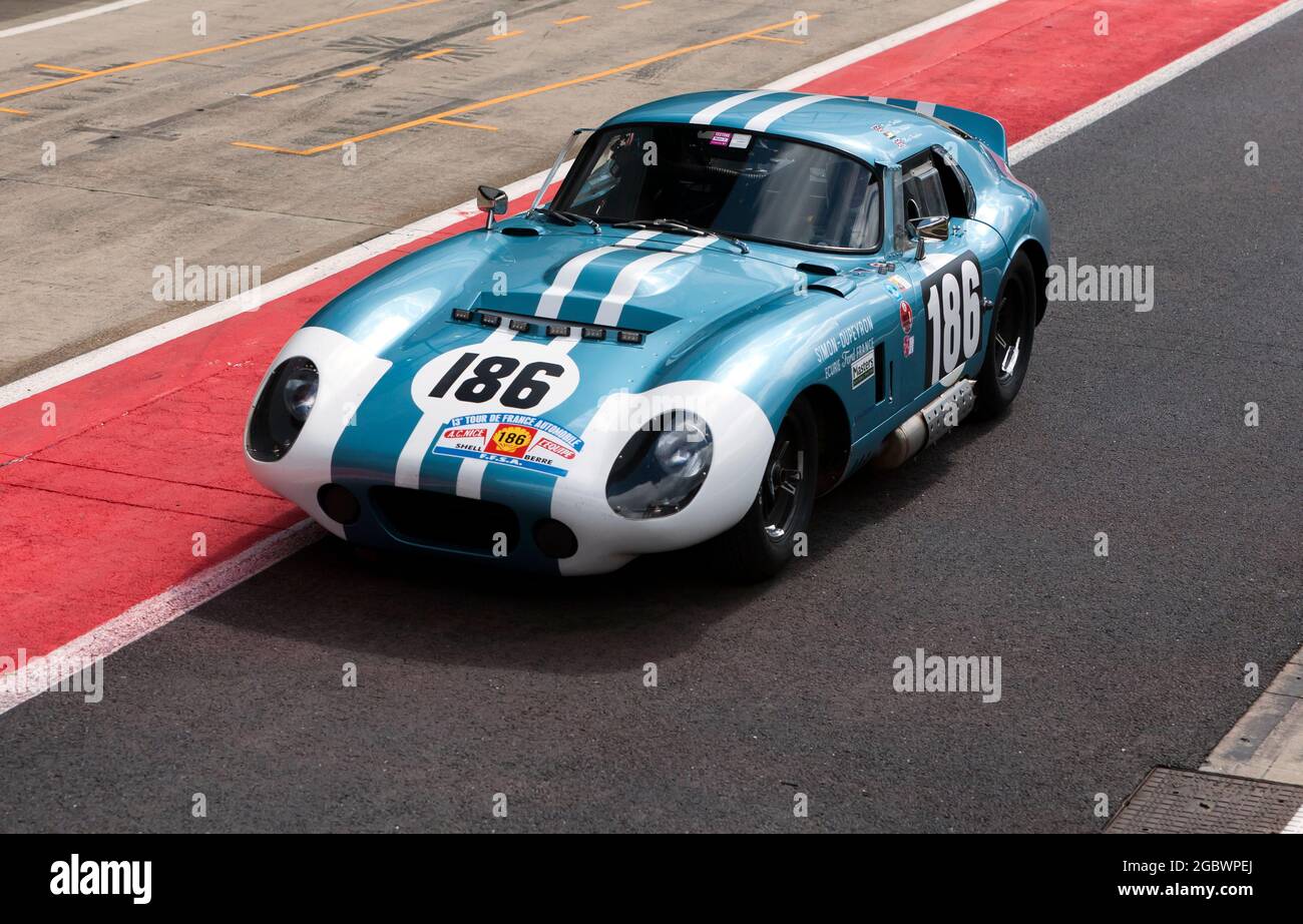 Das AC Cobra Daona Coupé von David Smith und Mark Pangborn in der Boxengasse vor dem Start der International Trophy for Classic Pre-66 GT Cars Stockfoto