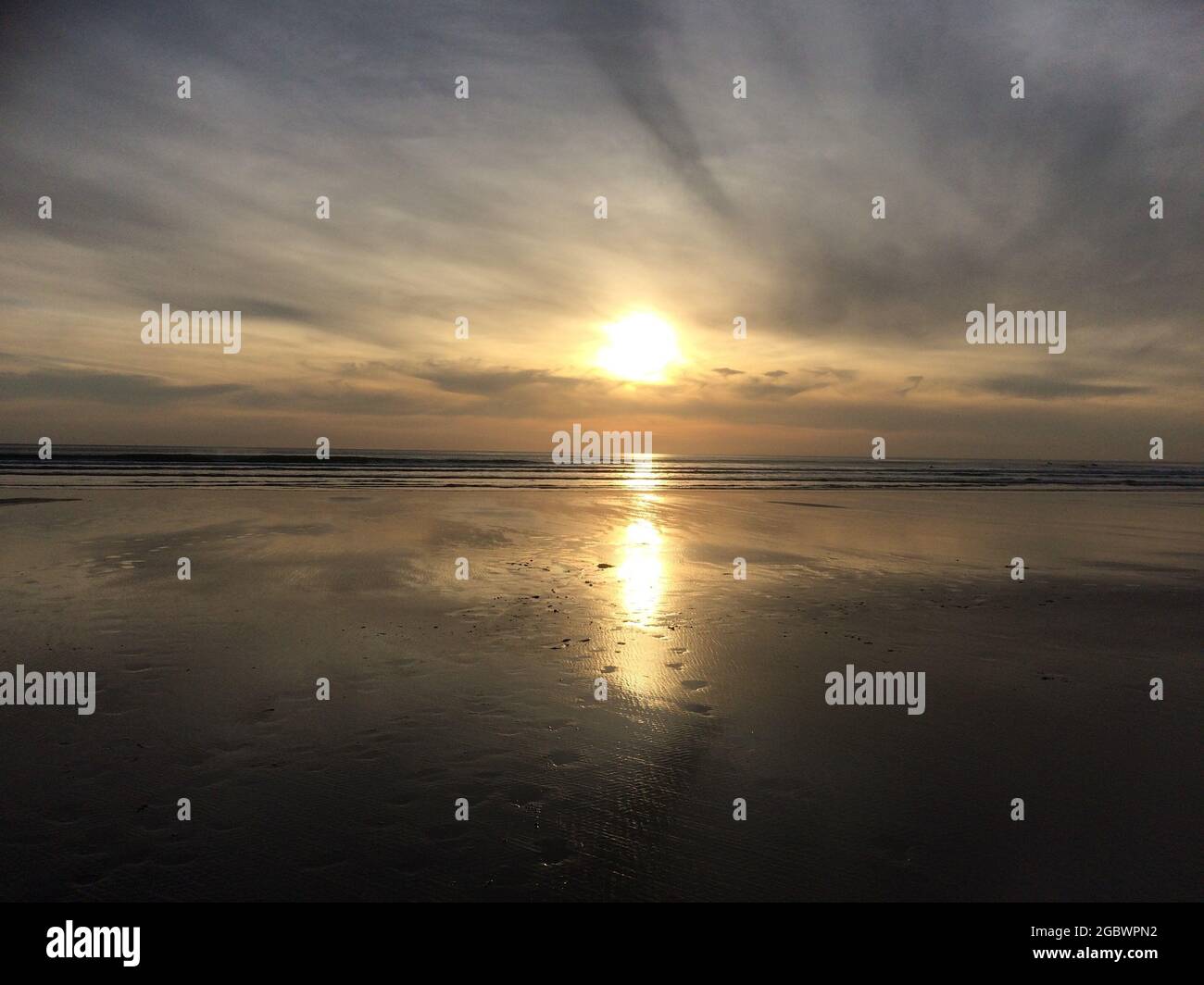 WUNDERSCHÖNER SONNENUNTERGANG ÜBER DEM MEER AM SUMMERLEAZE BEACH, BUDE IN CORNWALL, GROSSBRITANNIEN Stockfoto