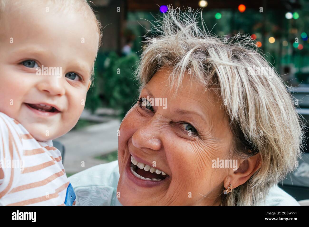 Oma lacht und macht Selfies mit Enkel. Stockfoto