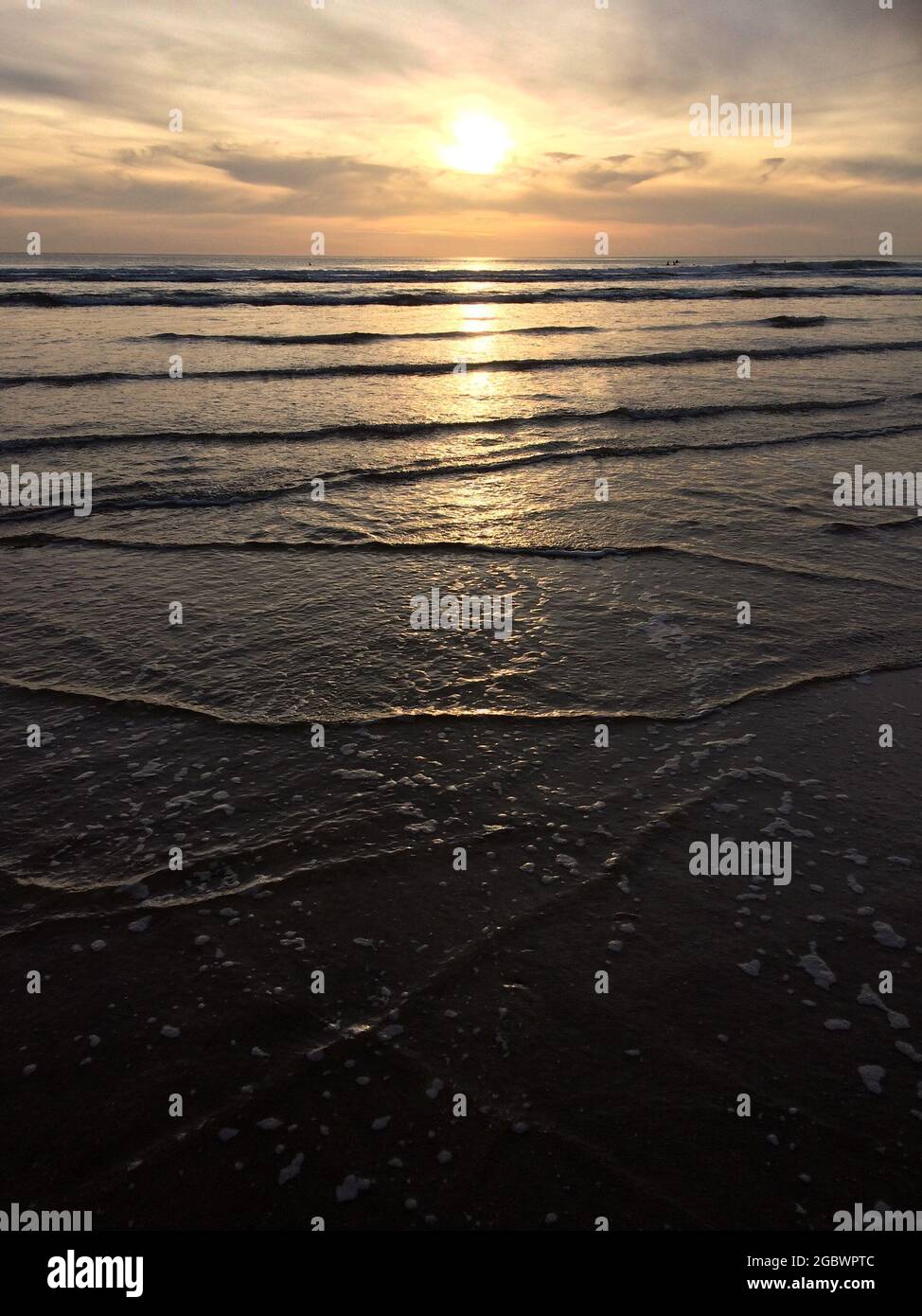 SONNENUNTERGANG ÜBER DEM SUMMERLEAZE STRAND IN BUDE, CORNWALL, GROSSBRITANNIEN Stockfoto
