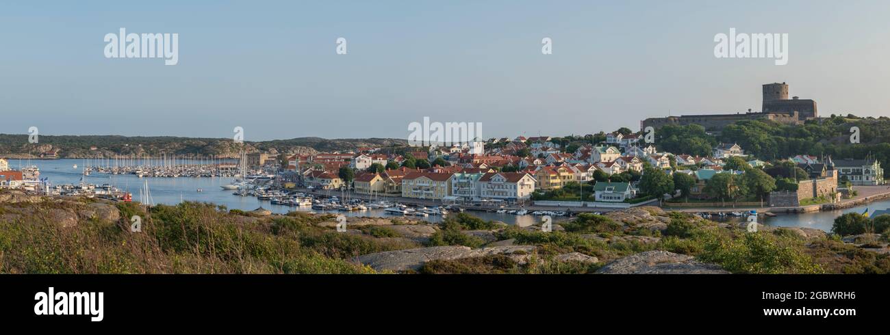 Marstrand Insel Panoramalandschaft mit Hafen und Booten im Kanal Stockfoto