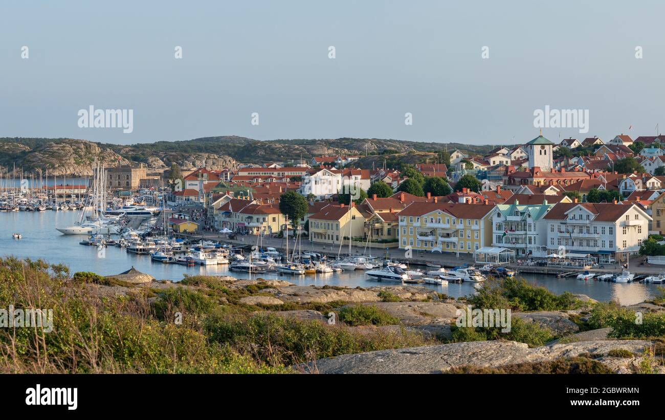 Marstrand Insel Panoramalandschaft mit Hafen und Booten im Kanal Stockfoto