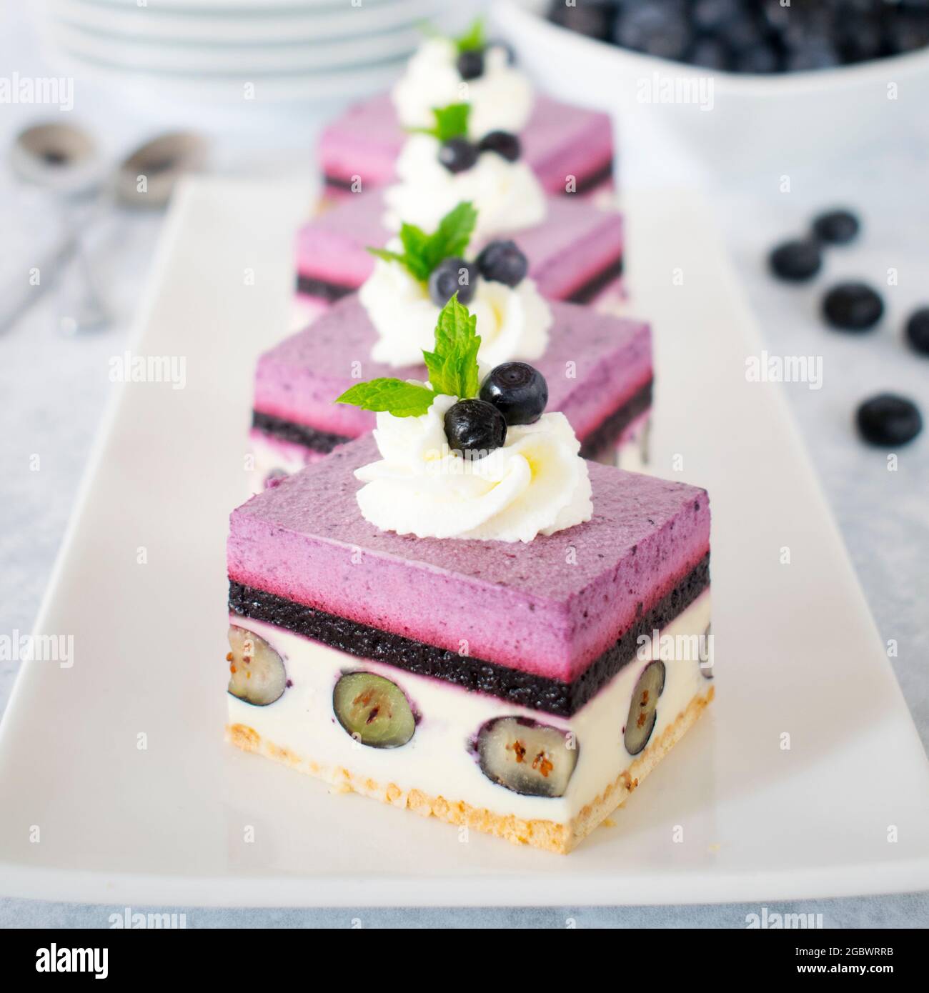 Zarter Käsekuchen mit Vanille und Heidelbeer-Mousse. No-Bake-Kuchen mit ...