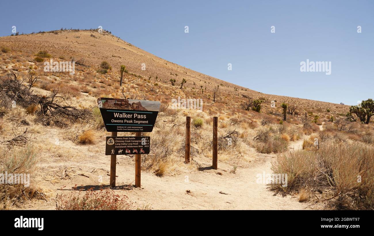 Trockene, heiße Wüstenlandschaften auf dem Pacific Crest Trail entlang der PCT California Sektion G vom Walker Pass in den USA. Stockfoto