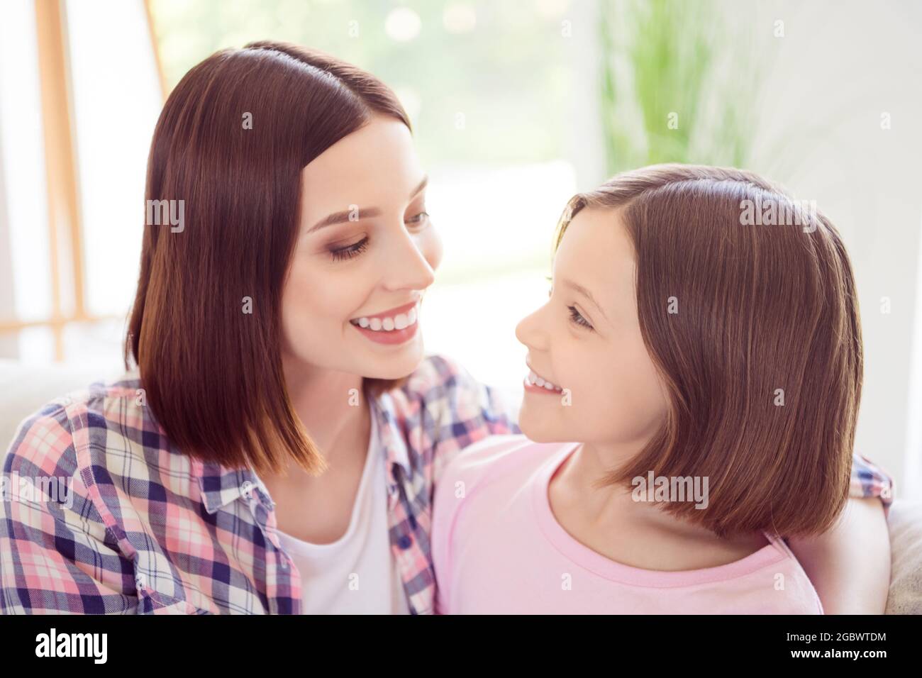 Foto von ziemlich glücklich fröhlich ältere Schwester Geschwister schauen sich gegenseitig gute Laune drinnen im Haus Stockfoto