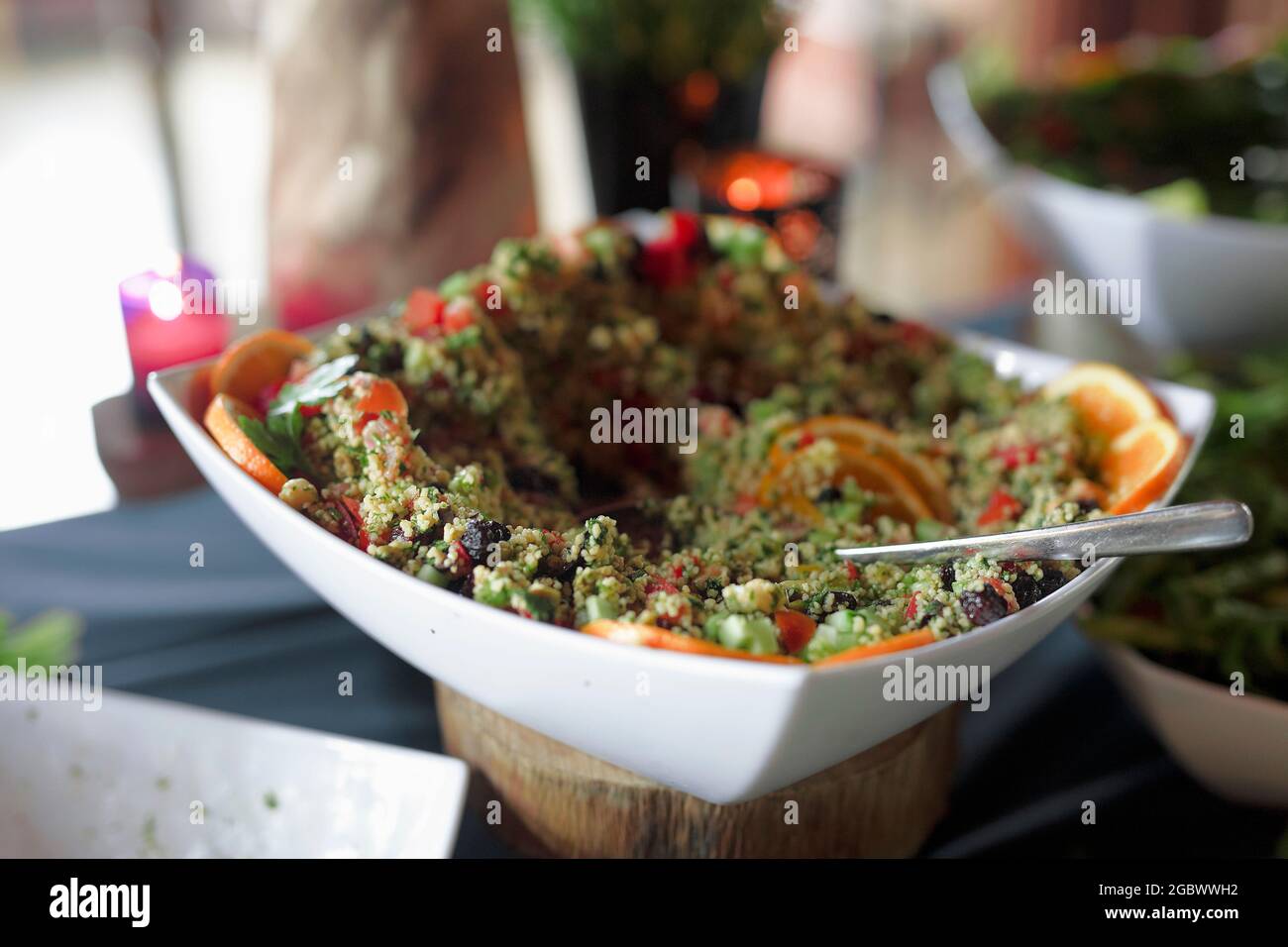 Abwechslungsreicher Salat mit Samen und Gemüse. Aufgenommen bei Tageslicht. Stockfoto