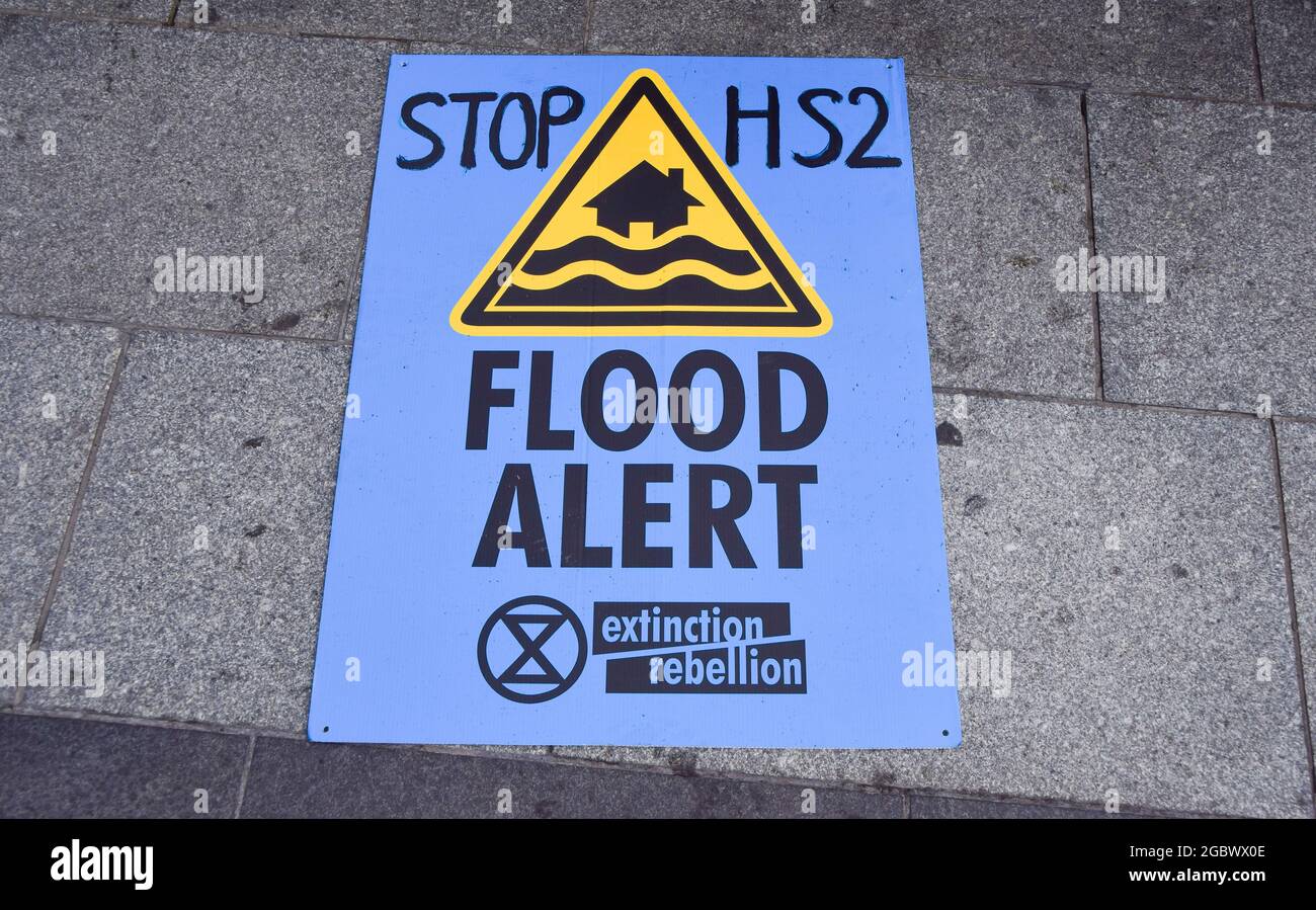 London, Großbritannien. August 2021. Extinction Rebellion "Stop HS2 Flood Alert" Plakat während des Stop HS2 Protests.Aktivisten versammelten sich vor der King's Cross Station aus Protest gegen das neue Hochgeschwindigkeits-2 (HS2) Eisenbahnsystem, das Umweltschützer sagen, dass es "ökologisch verheerend" sein wird und Steuerzahler £170 Milliarden kosten wird. (Foto: Vuk Valcic/SOPA Images/Sipa USA) Quelle: SIPA USA/Alamy Live News Stockfoto