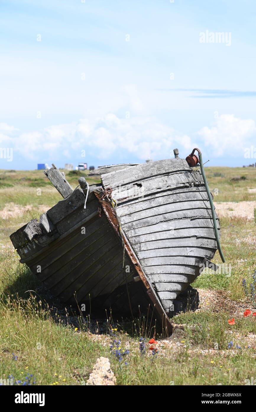 Alte, vernachlässigte Boote am Dungeness Beach Stockfoto