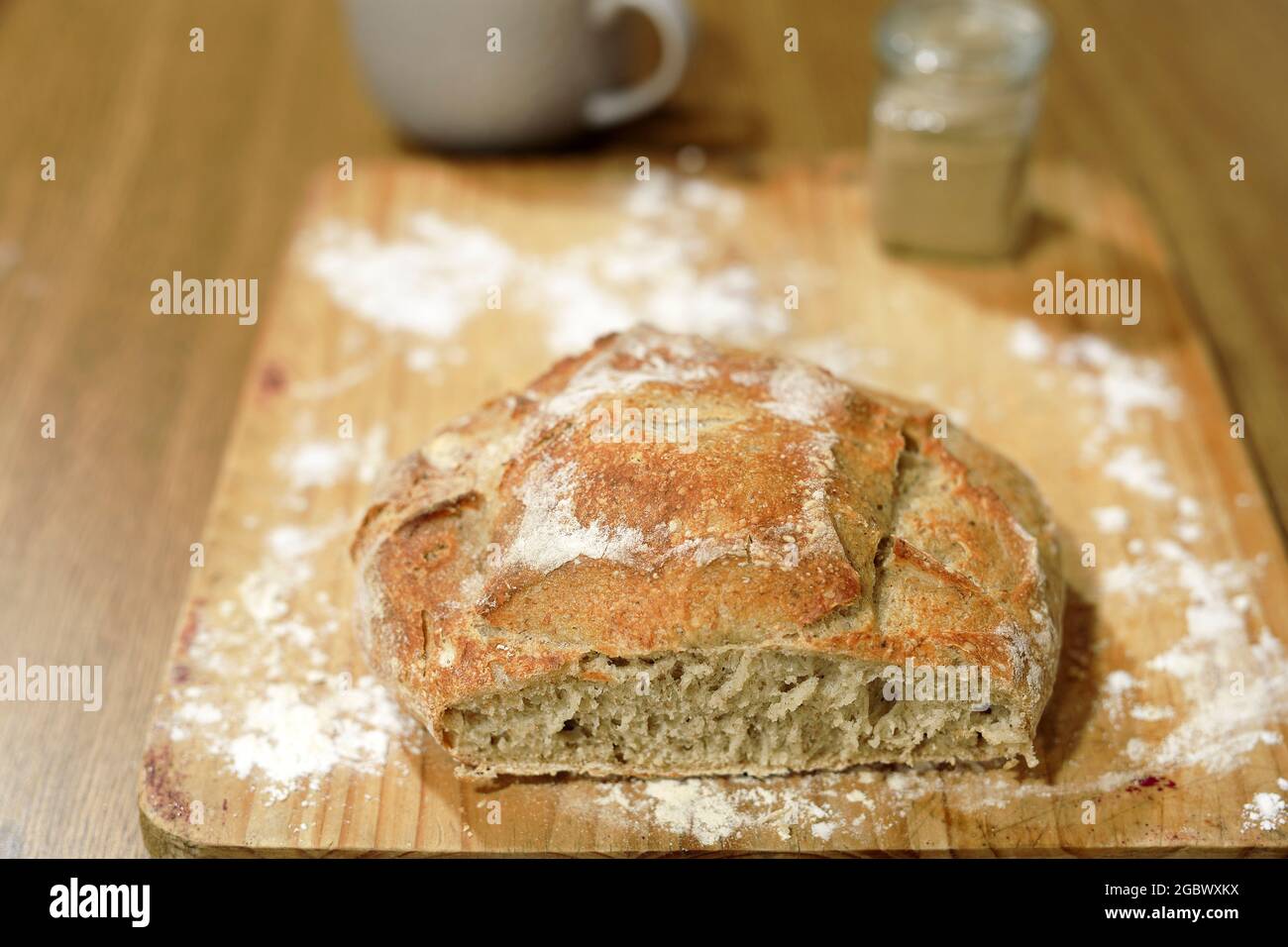 Hausgemachtes Sauerteig-Brot in einem herkömmlichen Ofen. Tagesaufnahme mit natürlichem Licht und selektivem Fokus. Stockfoto