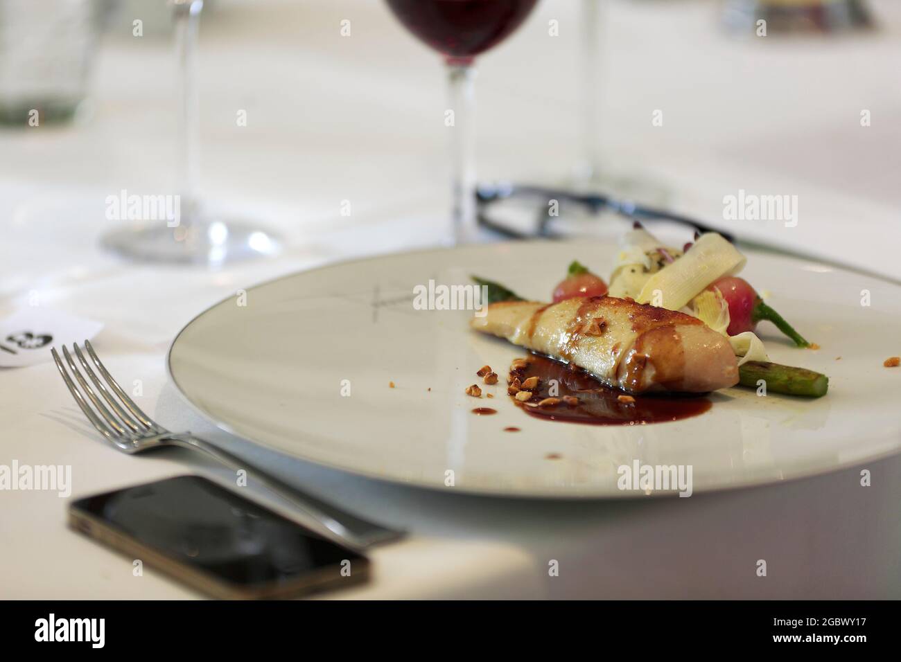 Teller mit Speisen in einem Gourmet-Restaurant in Brüssel, in Belgien. Stockfoto