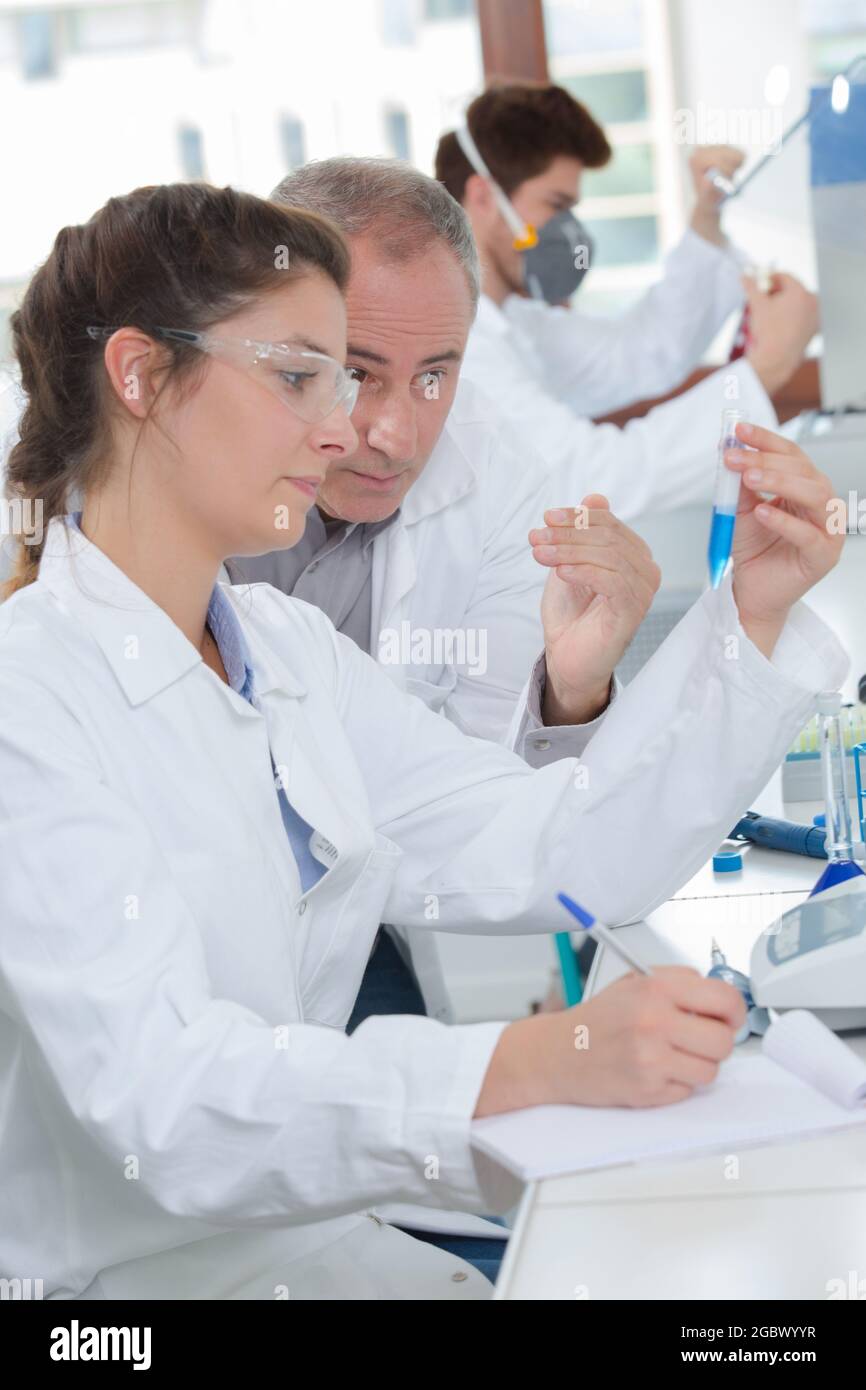 Konzept der Menschen im viel beschäftigten Labor Stockfoto