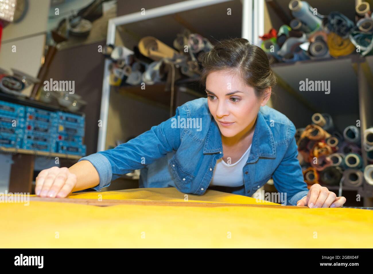 Glücklich attraktive Bekleidungsfabrik Frau Arbeiterin Stockfoto