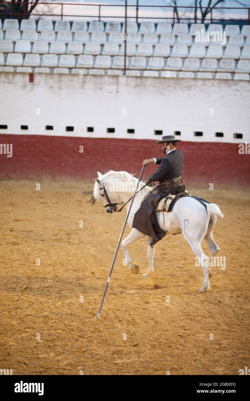 Garrocha Reiten in Spanien in der Nähe von Sevilla auf einem Bauernhof Stockfoto