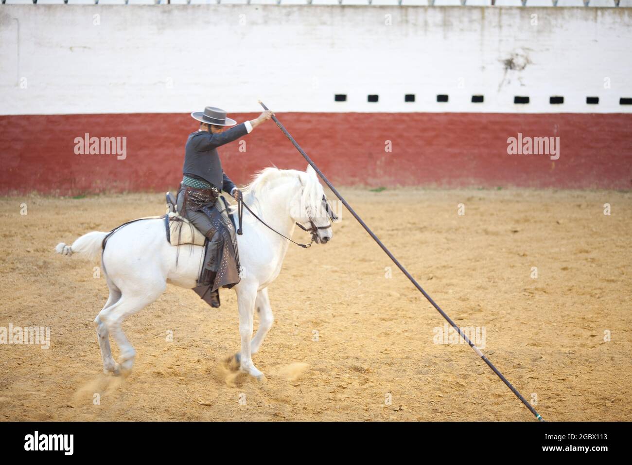 Garrocha Reiten in Spanien in der Nähe von Sevilla auf einem Bauernhof Stockfoto