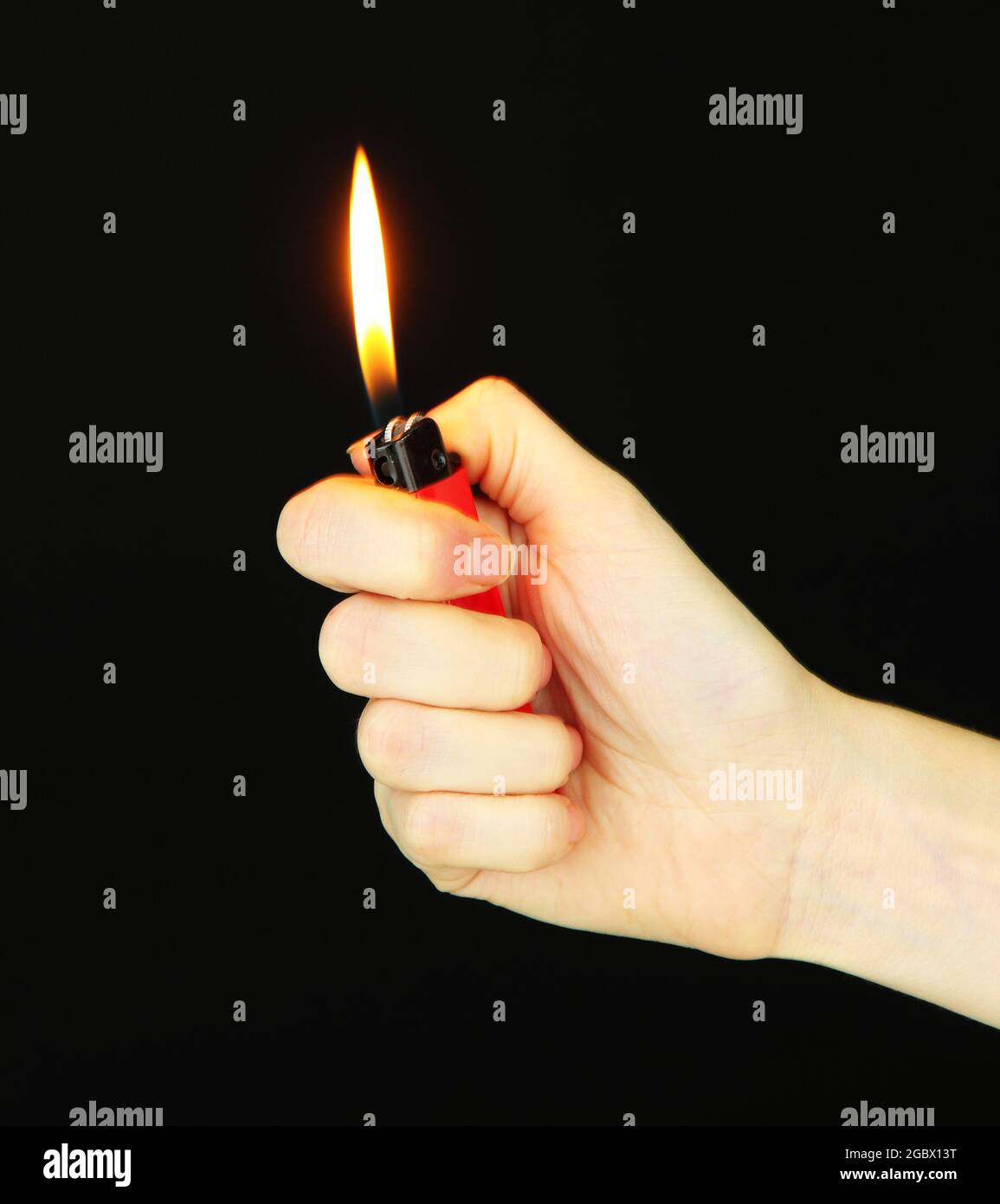 Brennendes Feuerzeug in weiblicher Hand, isoliert auf schwarz  Stockfotografie - Alamy