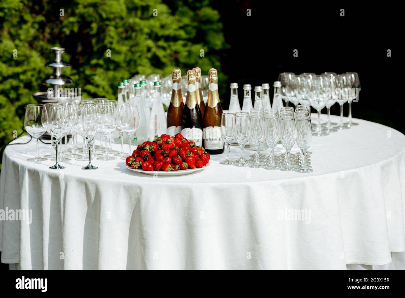 Hochzeitsbuffet mit Snacks für die Kleinen in wunderschöner Lage Stockfoto