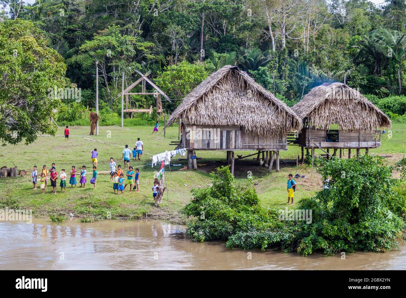 SANTA MARIA DE ANGOTEROS, PERU - 15. JULI 2015: Blick auf ein Dorf Santa Maria de Angoteros an einem Fluss Napo. Stockfoto