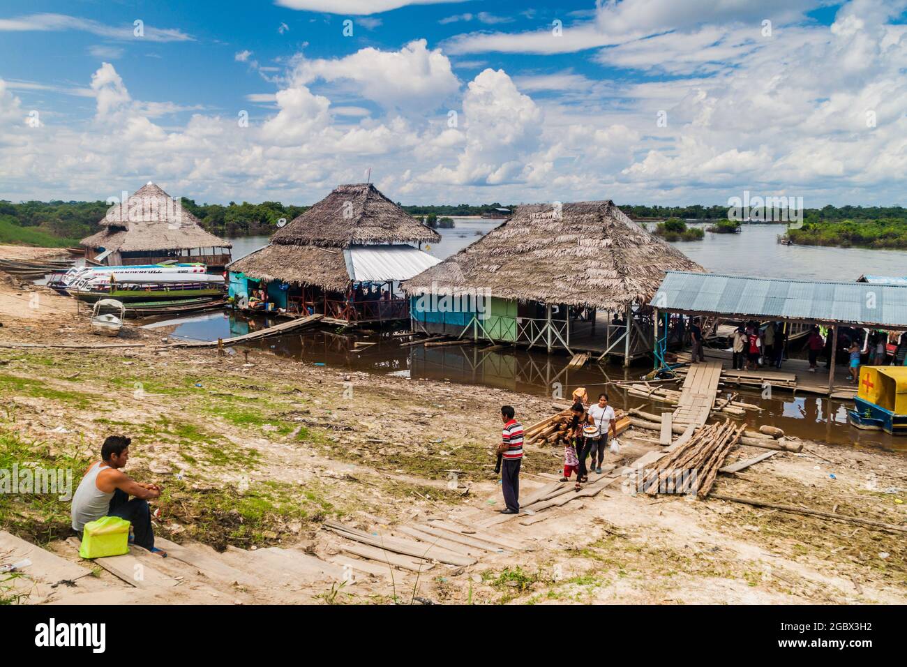 PADRE COCHA, PERU - 19. JUNI 2015: Blick auf den Flusshafen im Dorf Padre Cocha bei Iquitos, Peru Stockfoto