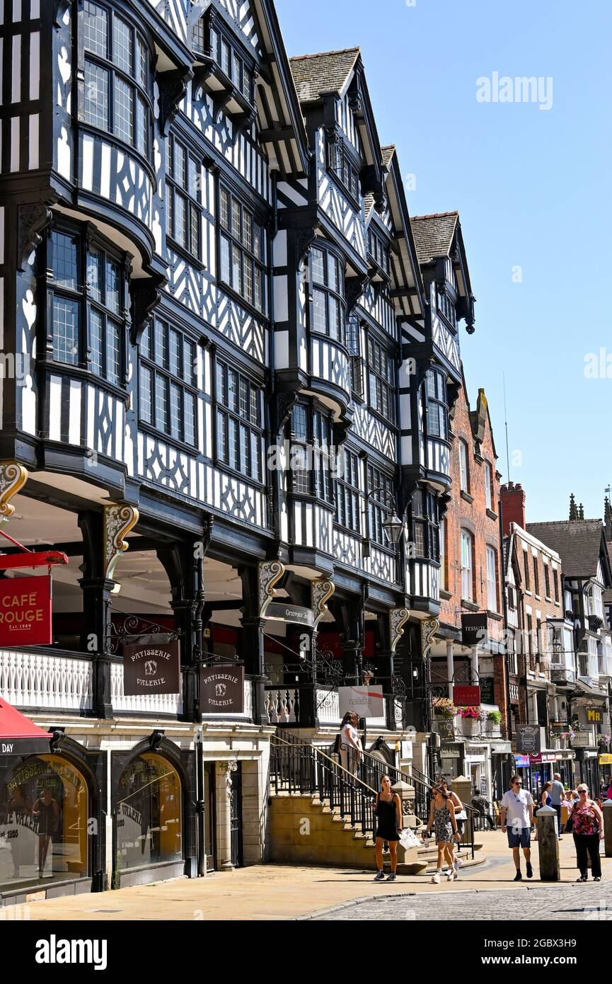 Chester, England - Juli 2021: Menschen, die am Grosvenor Shopping Centre der Stadt vorbeilaufen Stockfoto