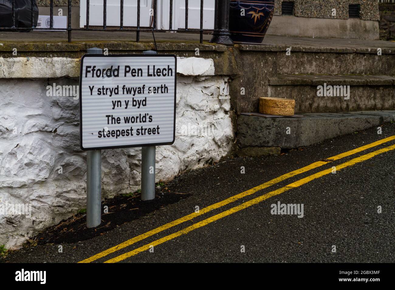 harlech, wales – 5 2020. oktober: Schild für Ffordd Pen Llech, die jetzt zweitsteilste Straße der Welt. Barmouth, Gwynedd, North Wales, Großbritannien, Stockfoto